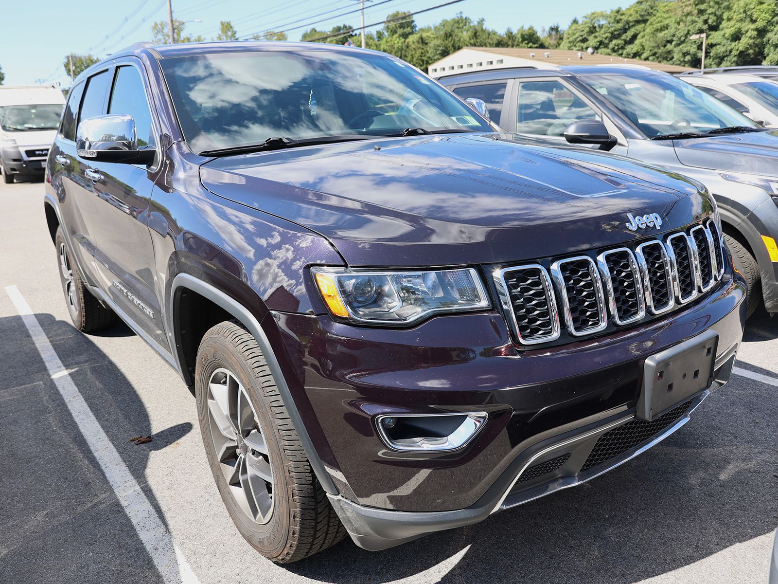 Photo view of 2019 Jeep Grand Cherokee in Red