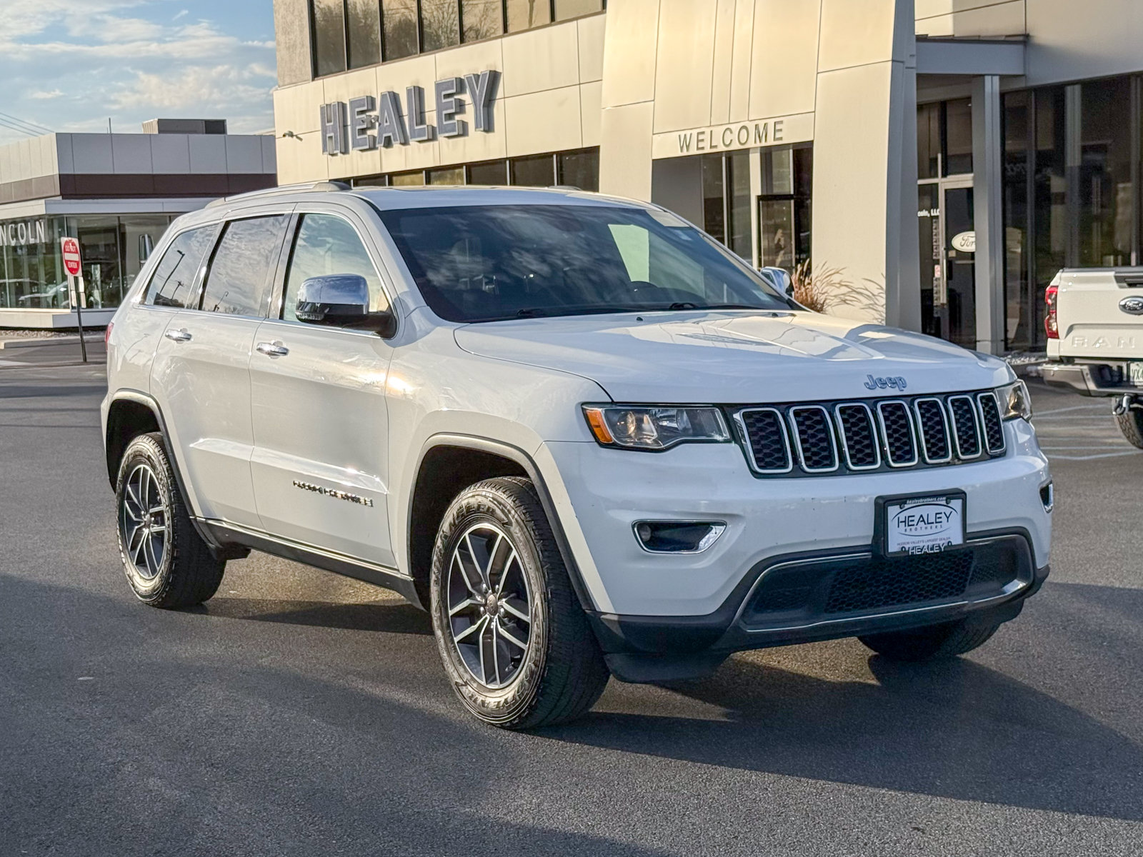 Photo view of 2019 Jeep Grand Cherokee in White