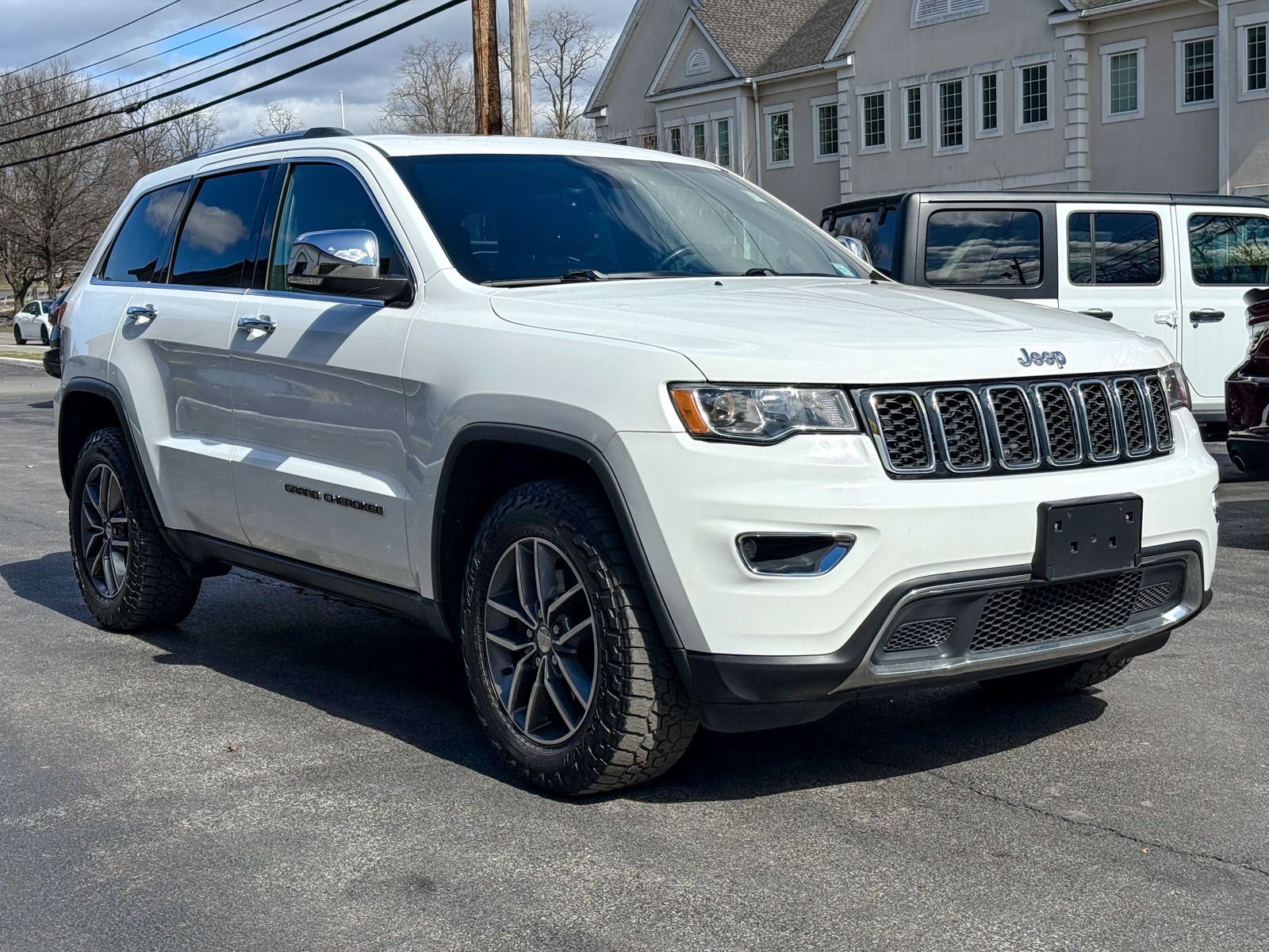 Photo view of 2018 Jeep Grand Cherokee in White