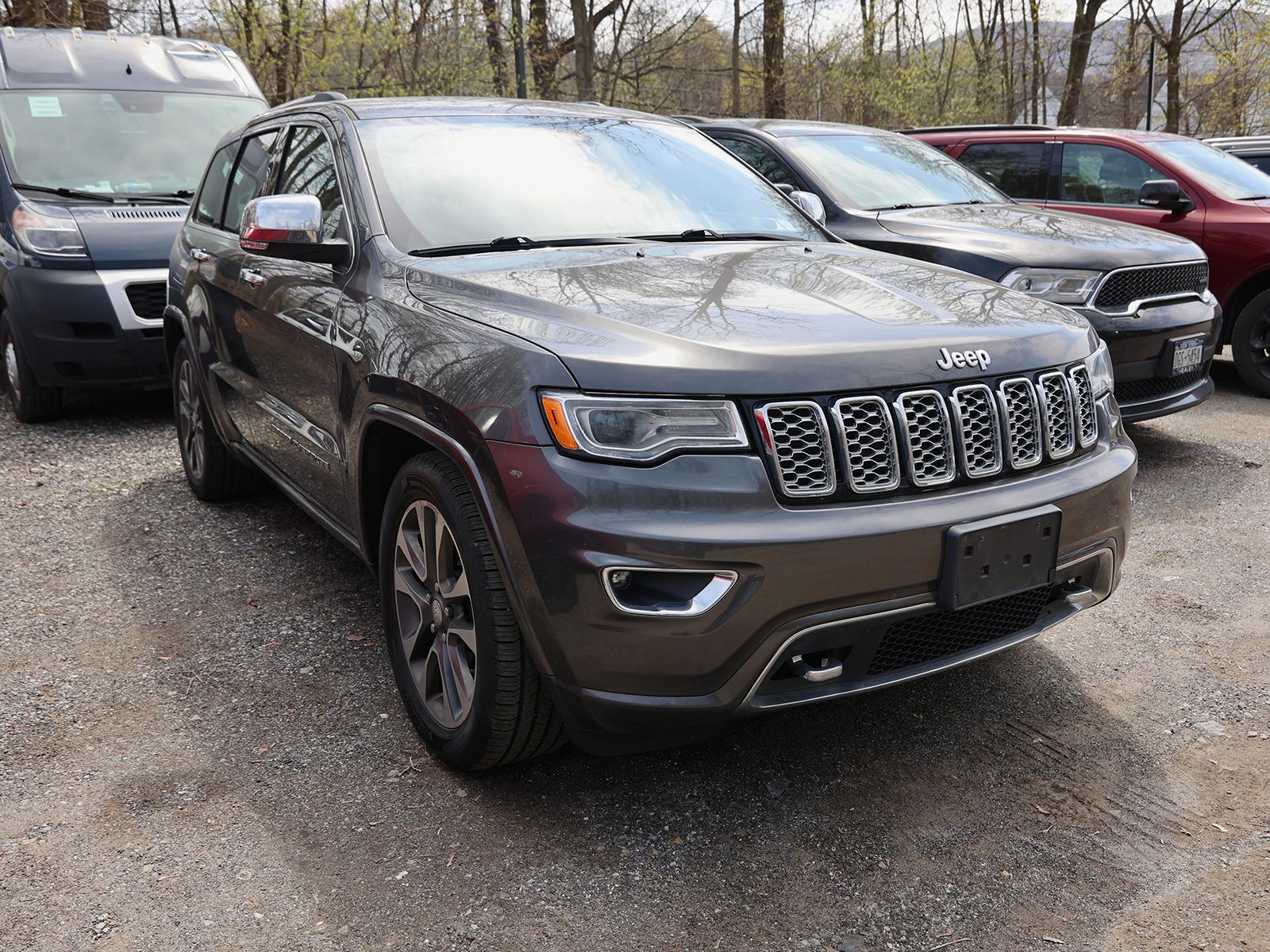 Photo view of 2017 Jeep Grand Cherokee in Gray