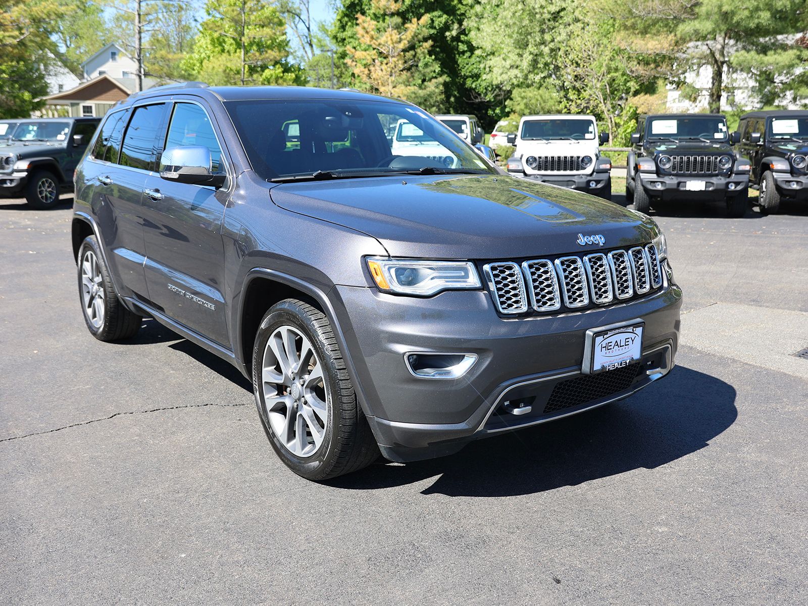Photo view of 2017 Jeep Grand Cherokee in Gray