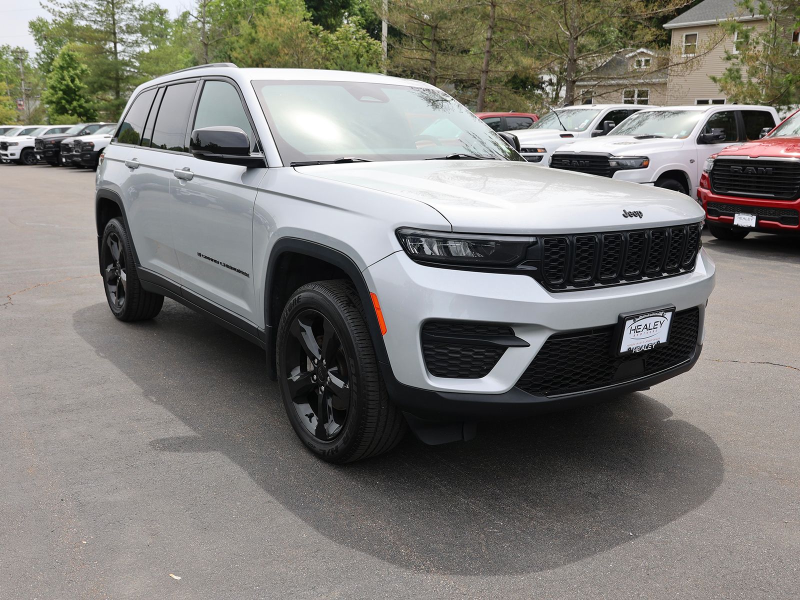 Photo view of 2025 Jeep Grand Cherokee in Silver