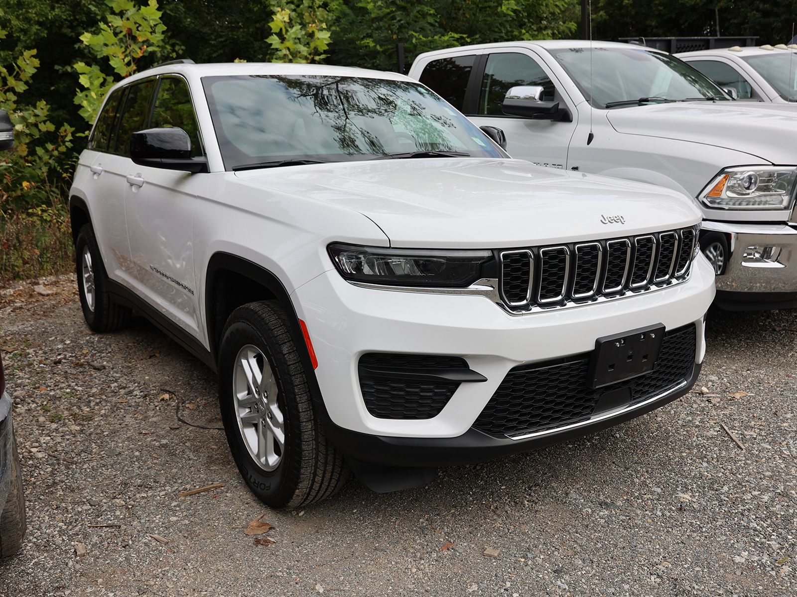 Photo view of 2024 Jeep Grand Cherokee in White