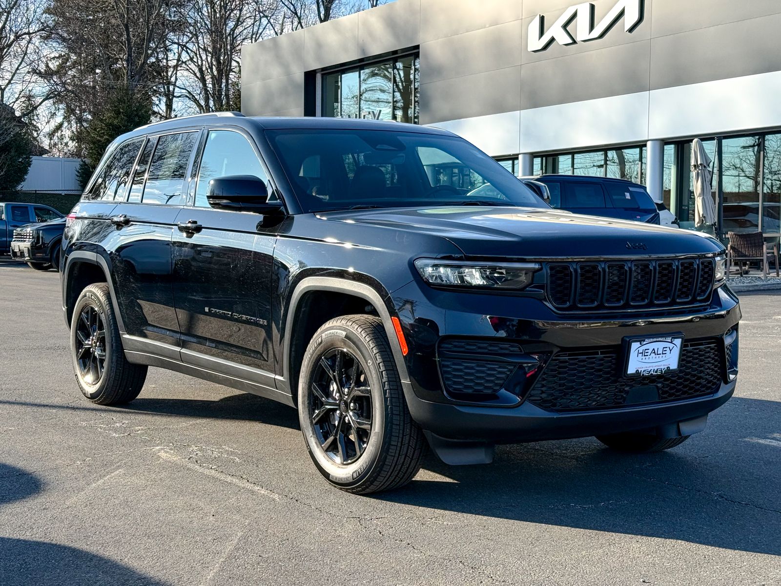 Photo view of 2025 Jeep Grand Cherokee in Black