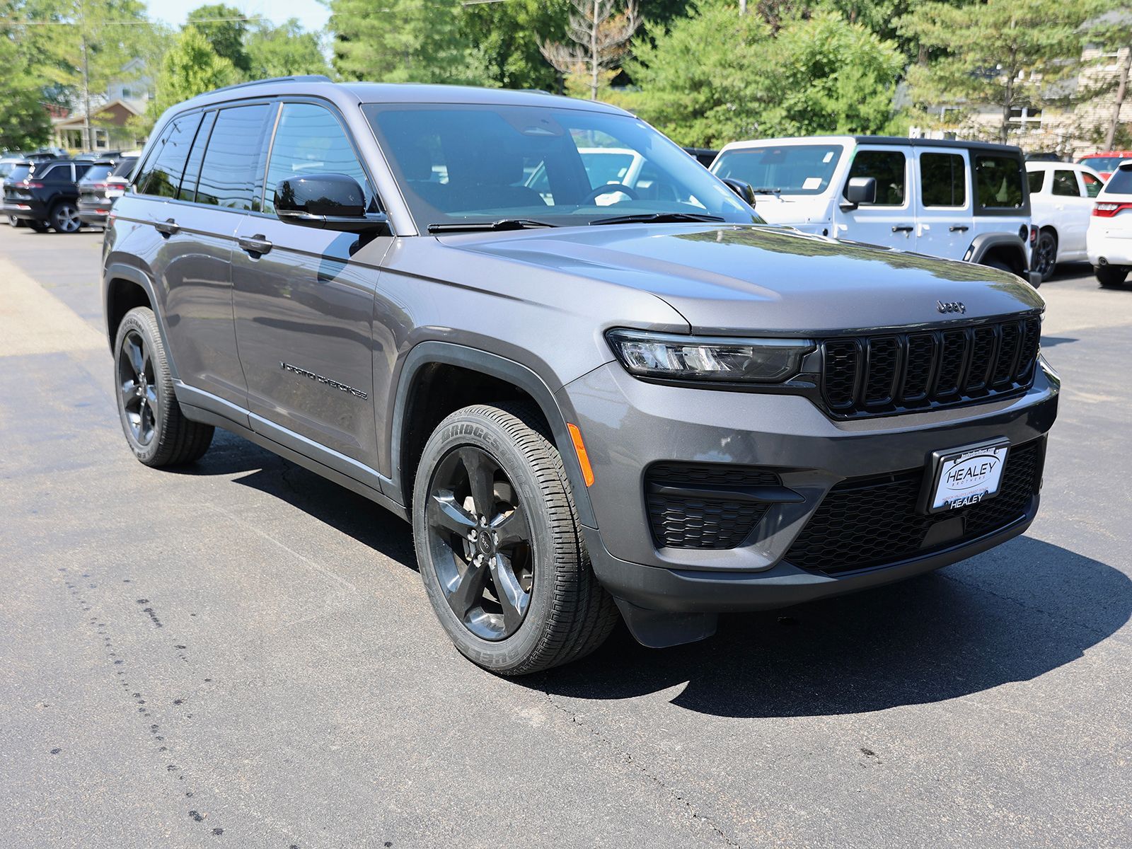 Photo view of 2022 Jeep Grand Cherokee in Gray