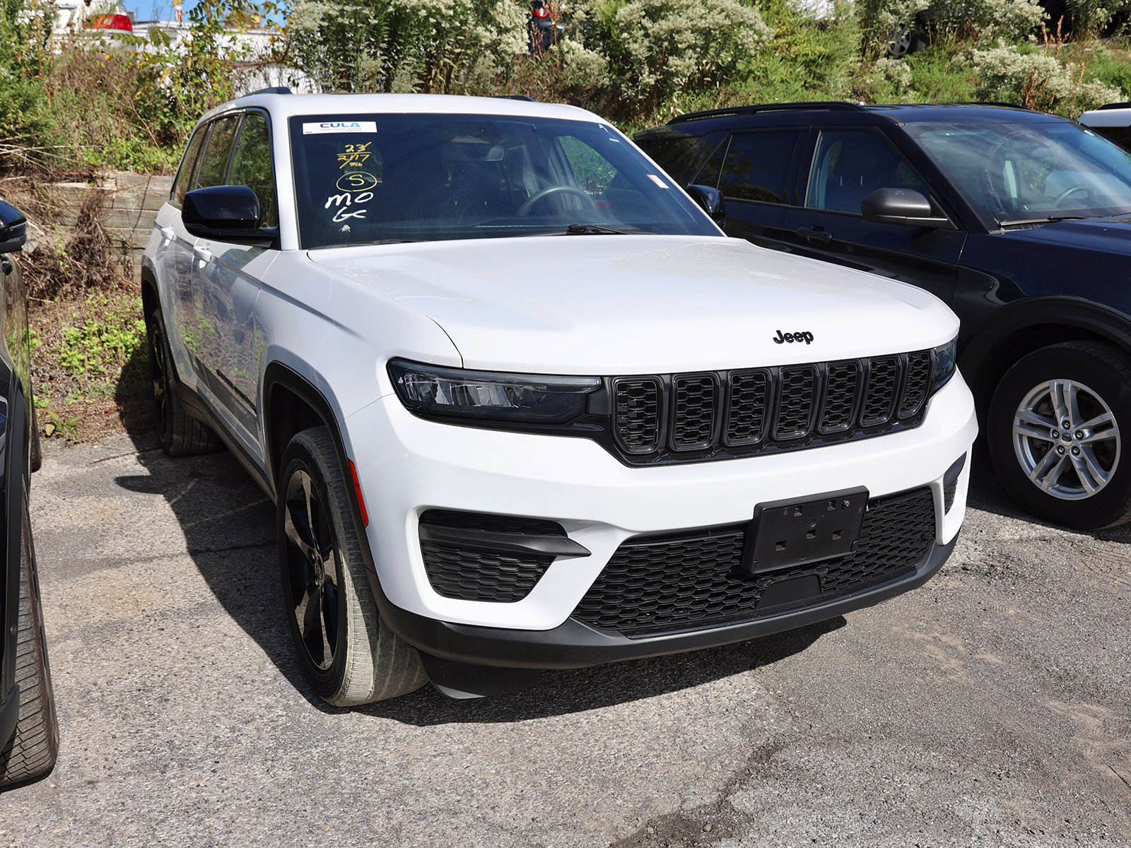 Photo view of 2023 Jeep Grand Cherokee in White