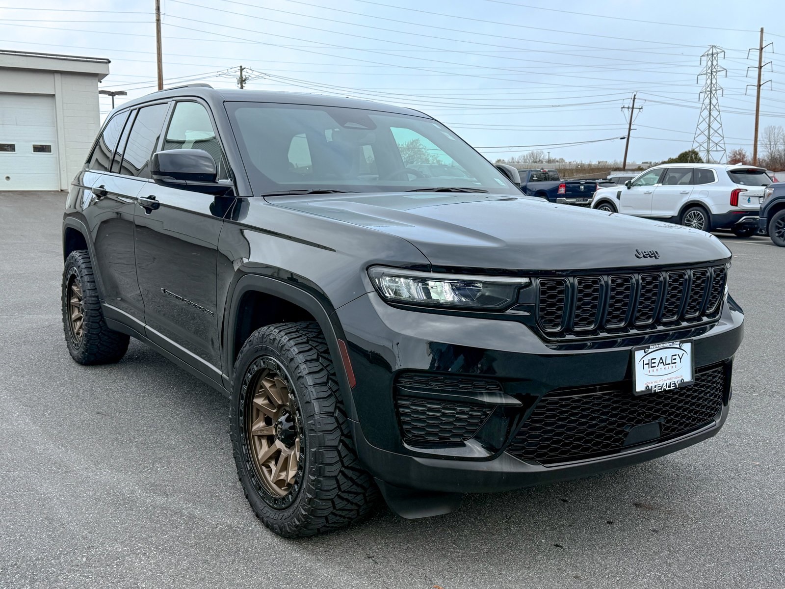 Photo view of 2024 Jeep Grand Cherokee in Black