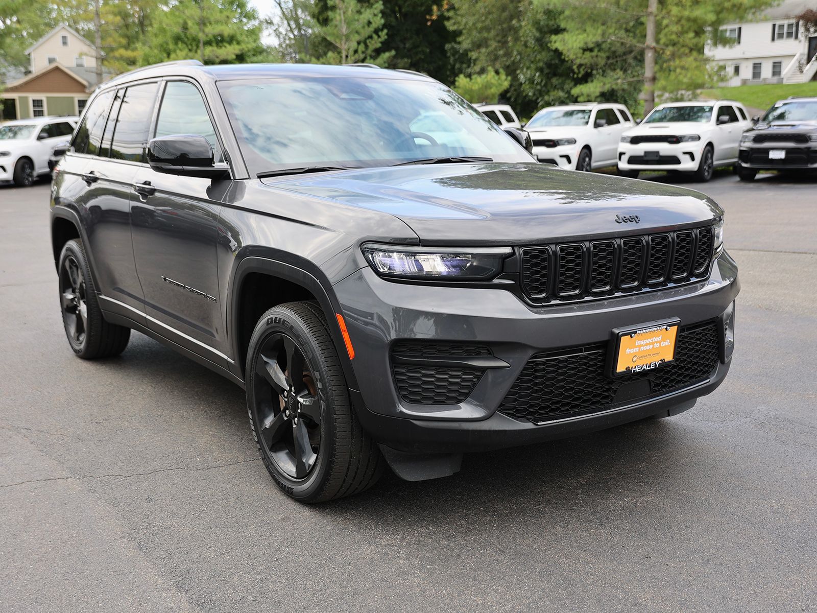 Photo view of 2023 Jeep Grand Cherokee in Gray