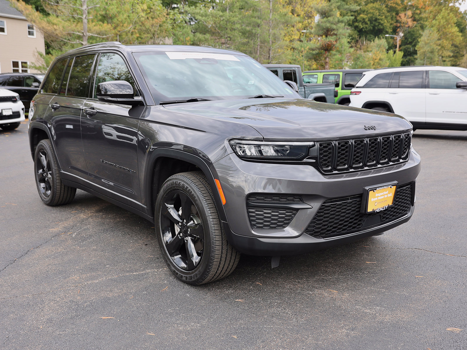 Photo view of 2023 Jeep Grand Cherokee in Gray