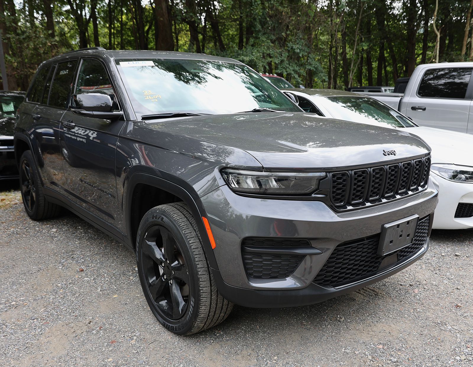 Photo view of 2023 Jeep Grand Cherokee in Gray