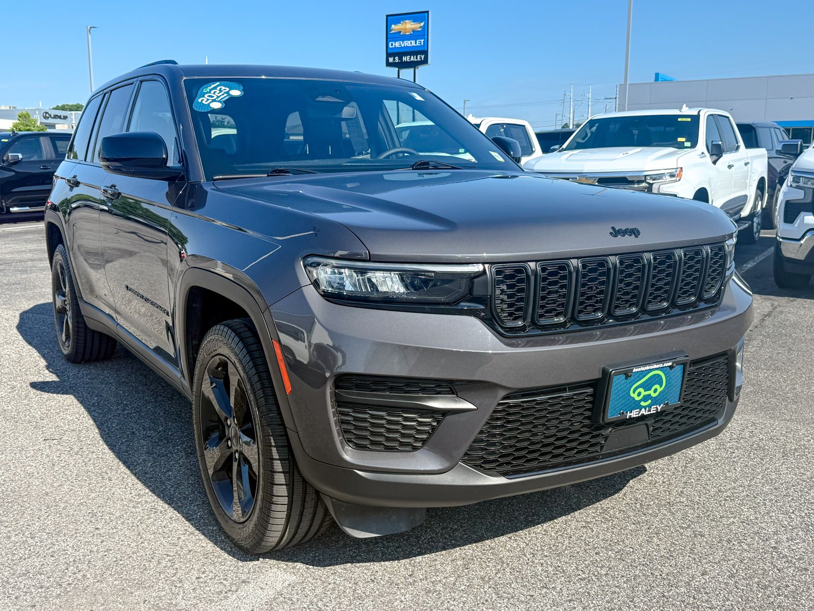 Photo view of 2023 Jeep Grand Cherokee in Gray