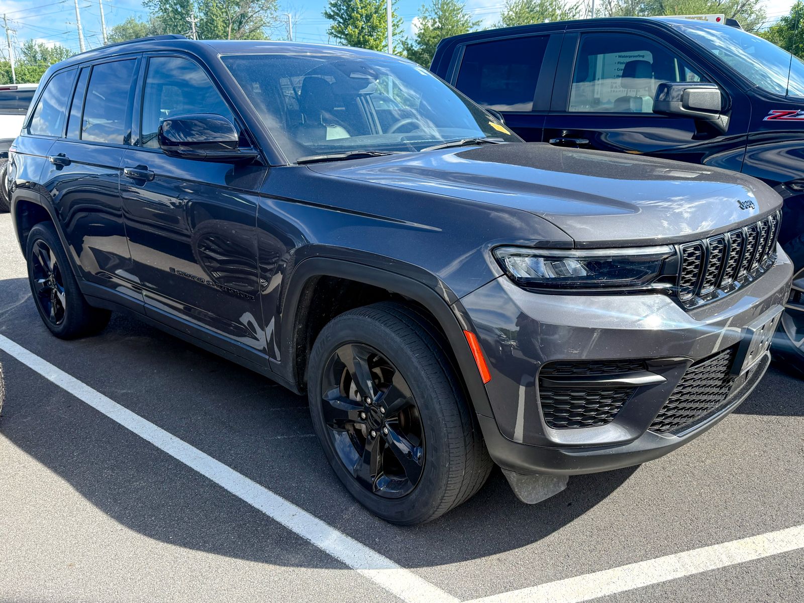 Photo view of 2023 Jeep Grand Cherokee in Gray