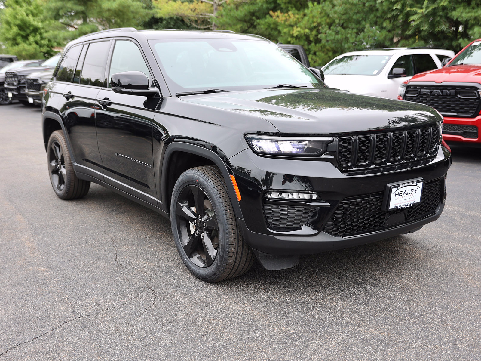 Photo view of 2023 Jeep Grand Cherokee in Black