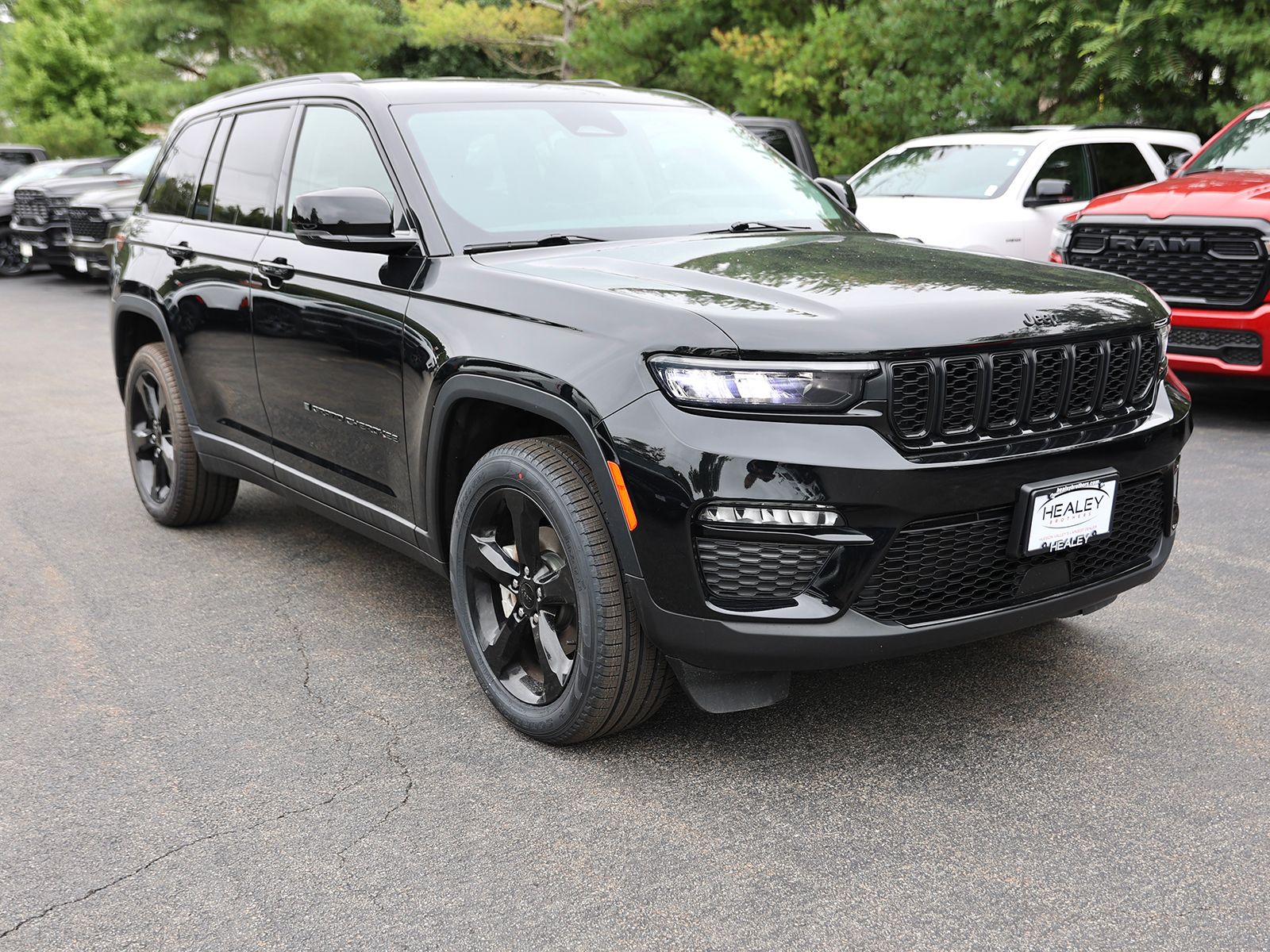 Photo view of 2023 Jeep Grand Cherokee in Black