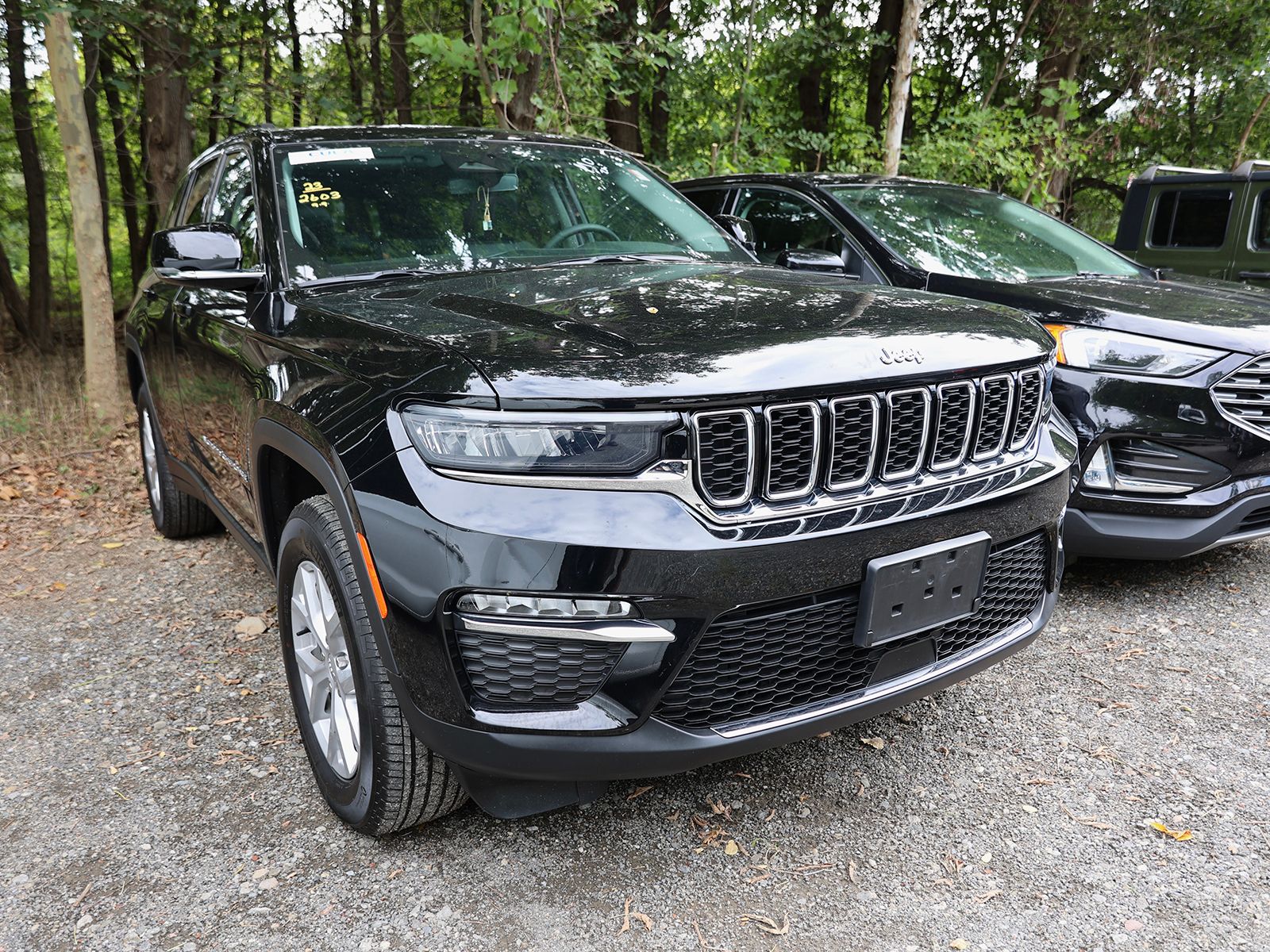 Photo view of 2023 Jeep Grand Cherokee in Black