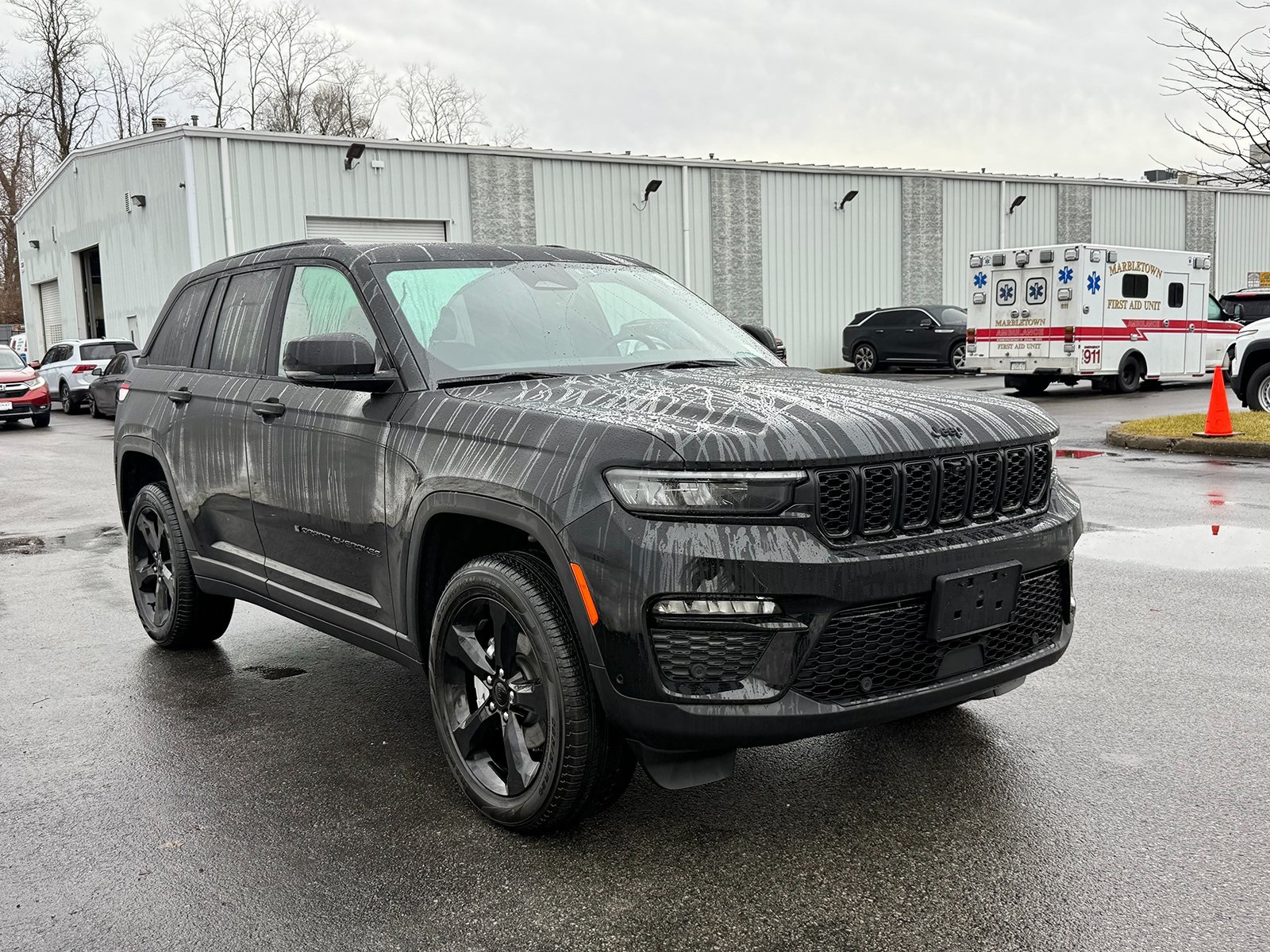 Photo view of 2025 Jeep Grand Cherokee in Black