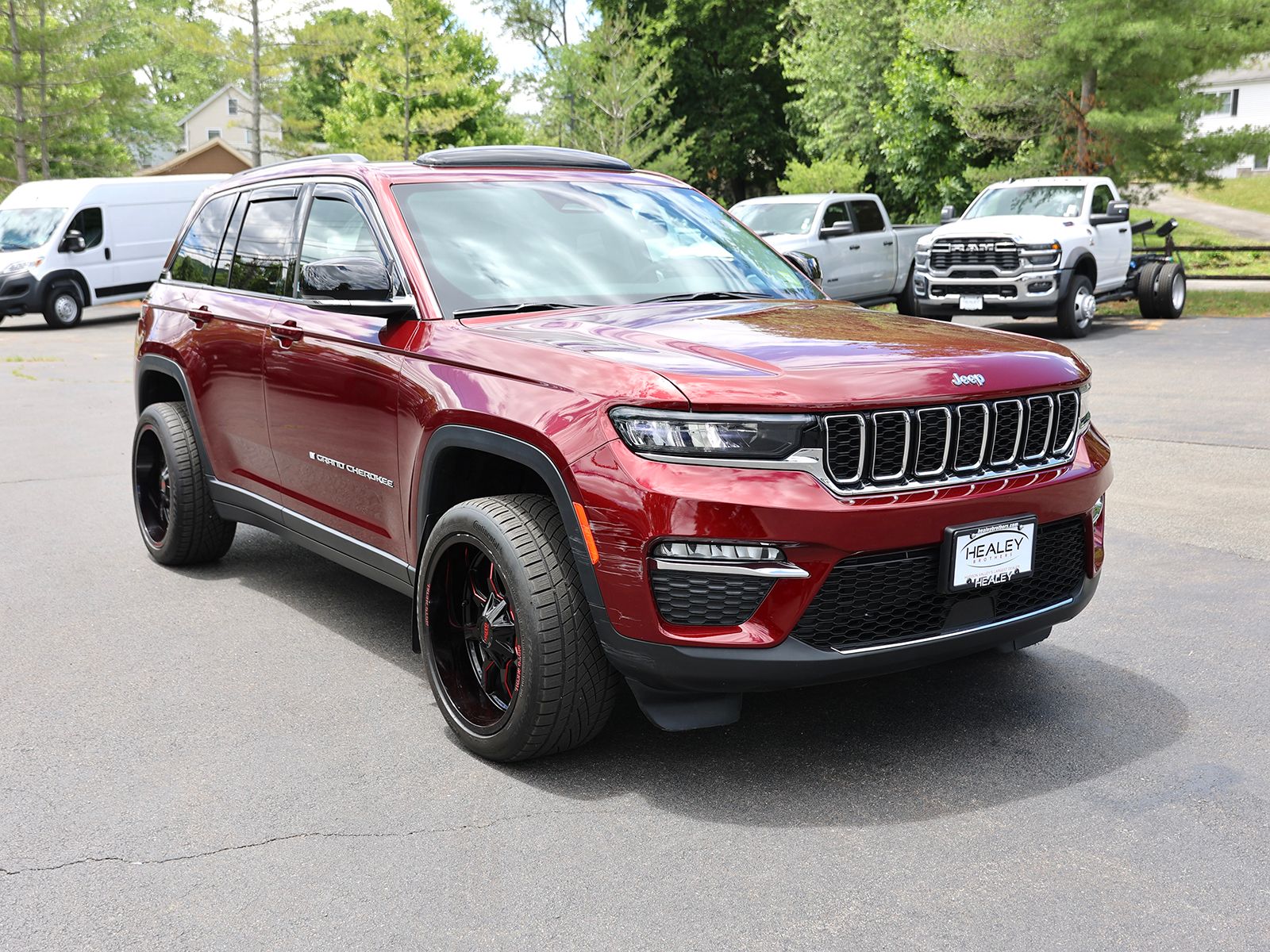 Photo view of 2022 Jeep Grand Cherokee in Red