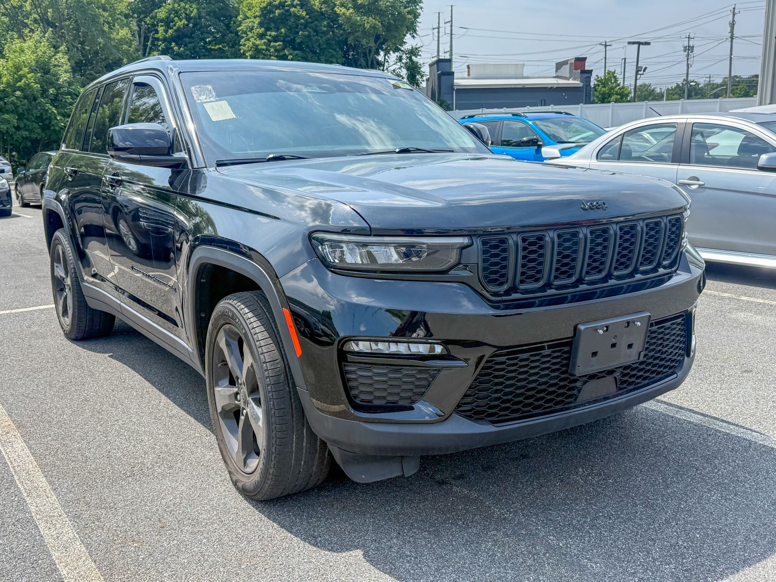 Photo view of 2023 Jeep Grand Cherokee in Black