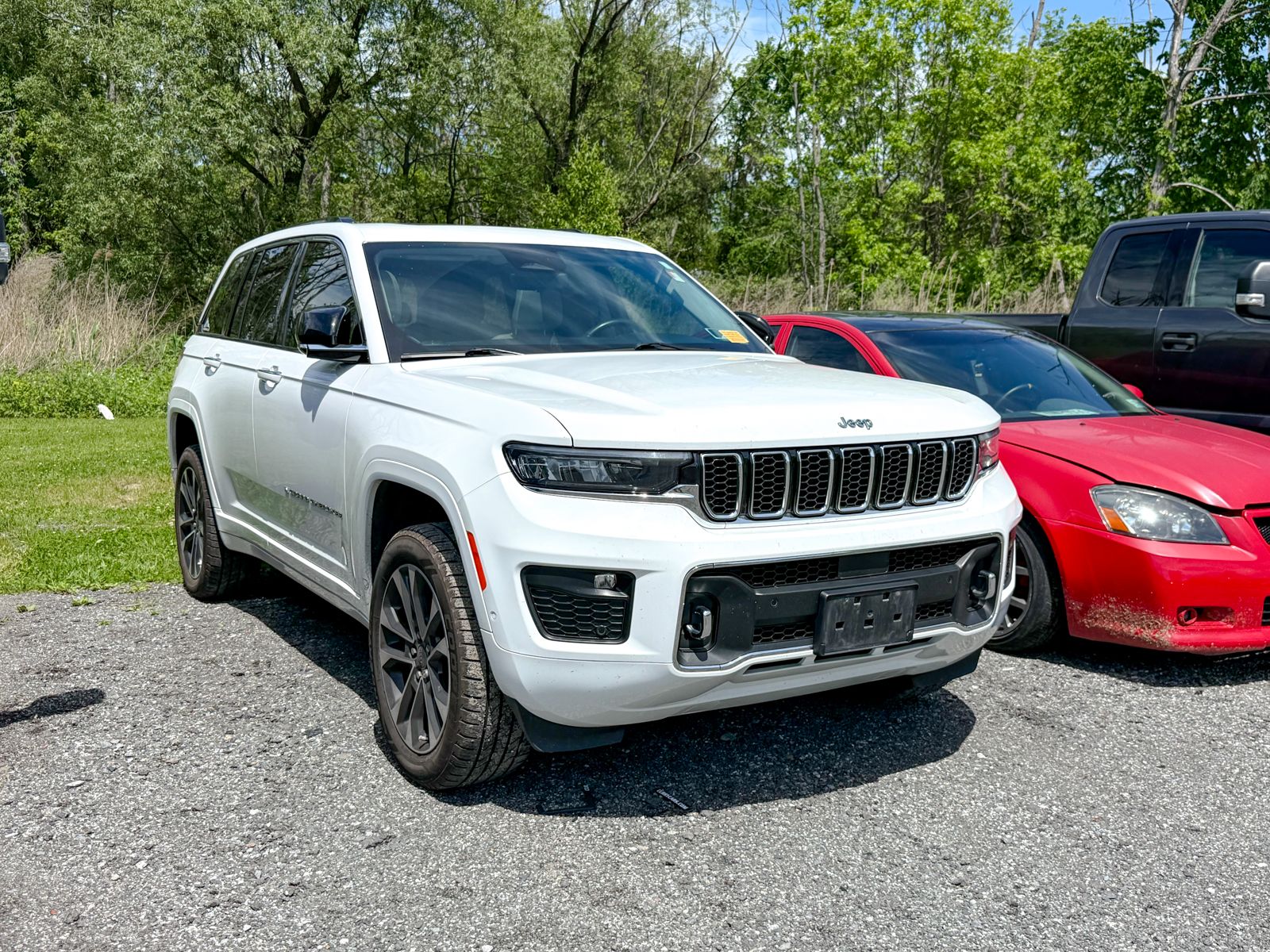 Photo view of 2022 Jeep Grand Cherokee in White