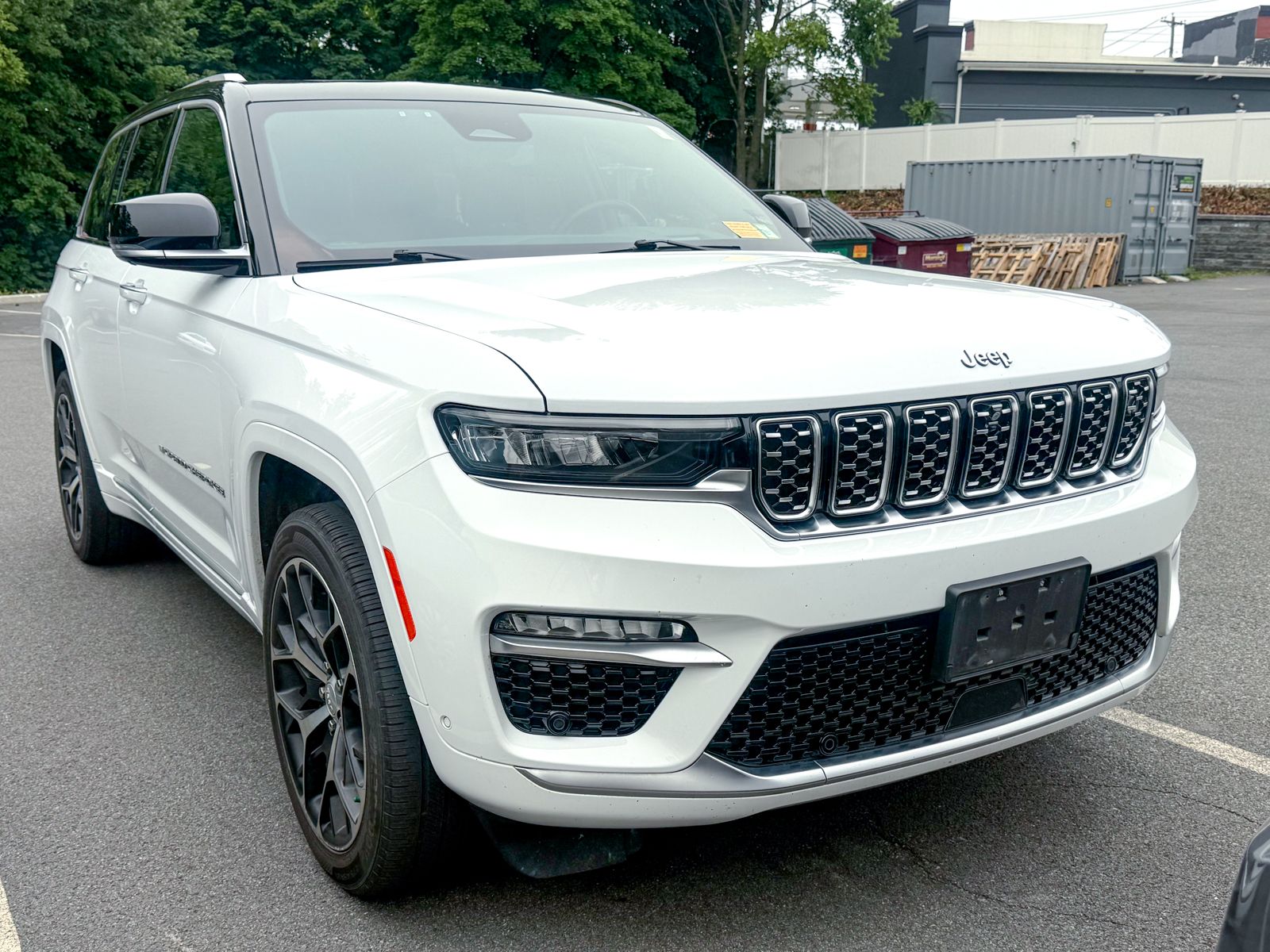 Photo view of 2023 Jeep Grand Cherokee in White