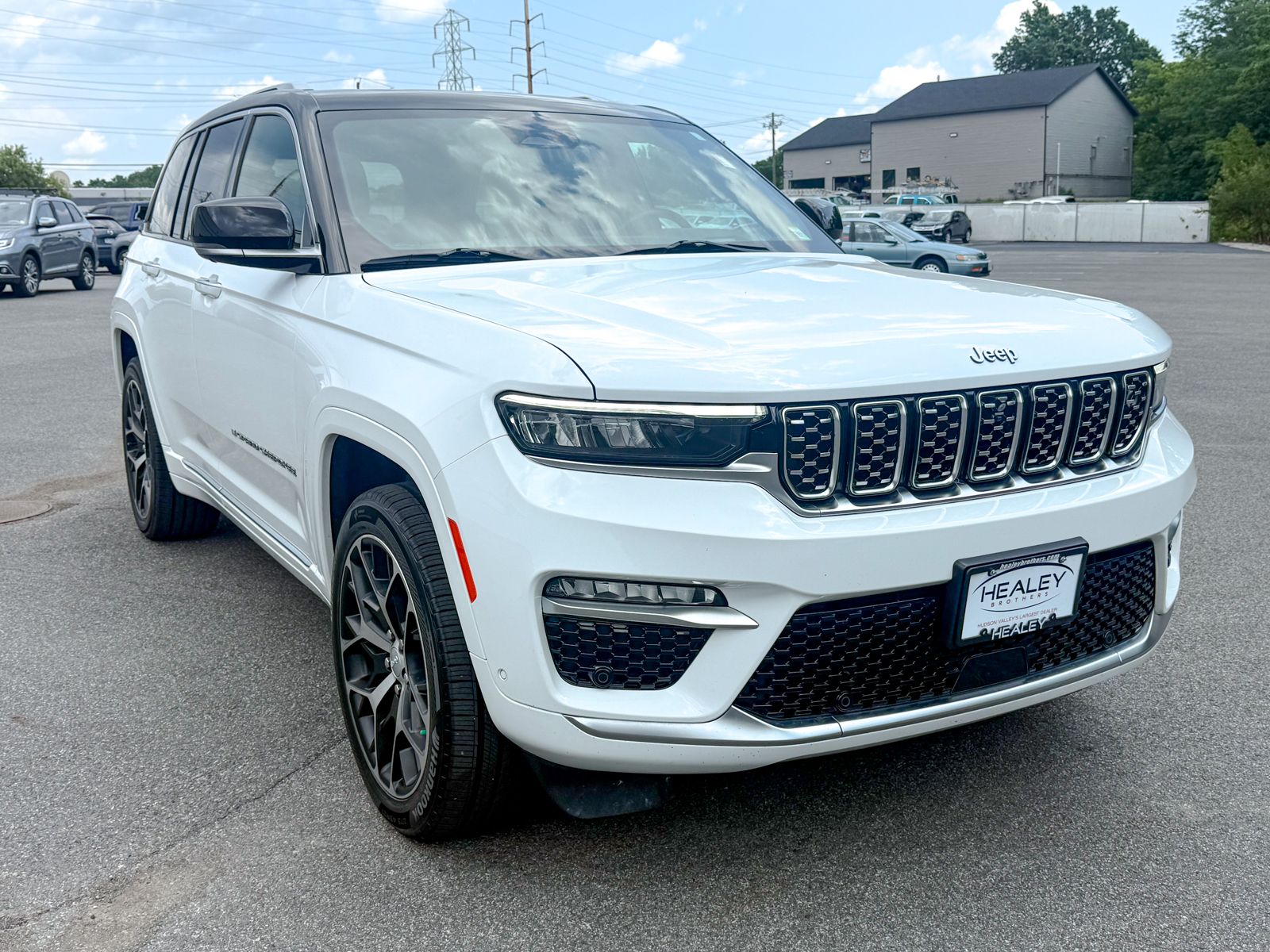 Photo view of 2023 Jeep Grand Cherokee in White