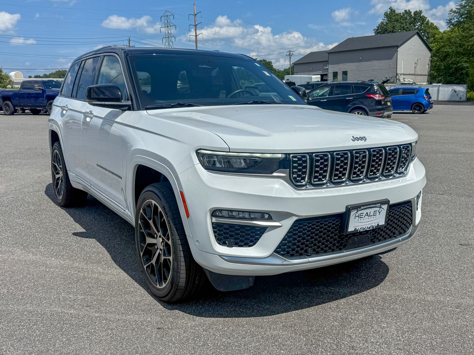 Photo view of 2023 Jeep Grand Cherokee in White