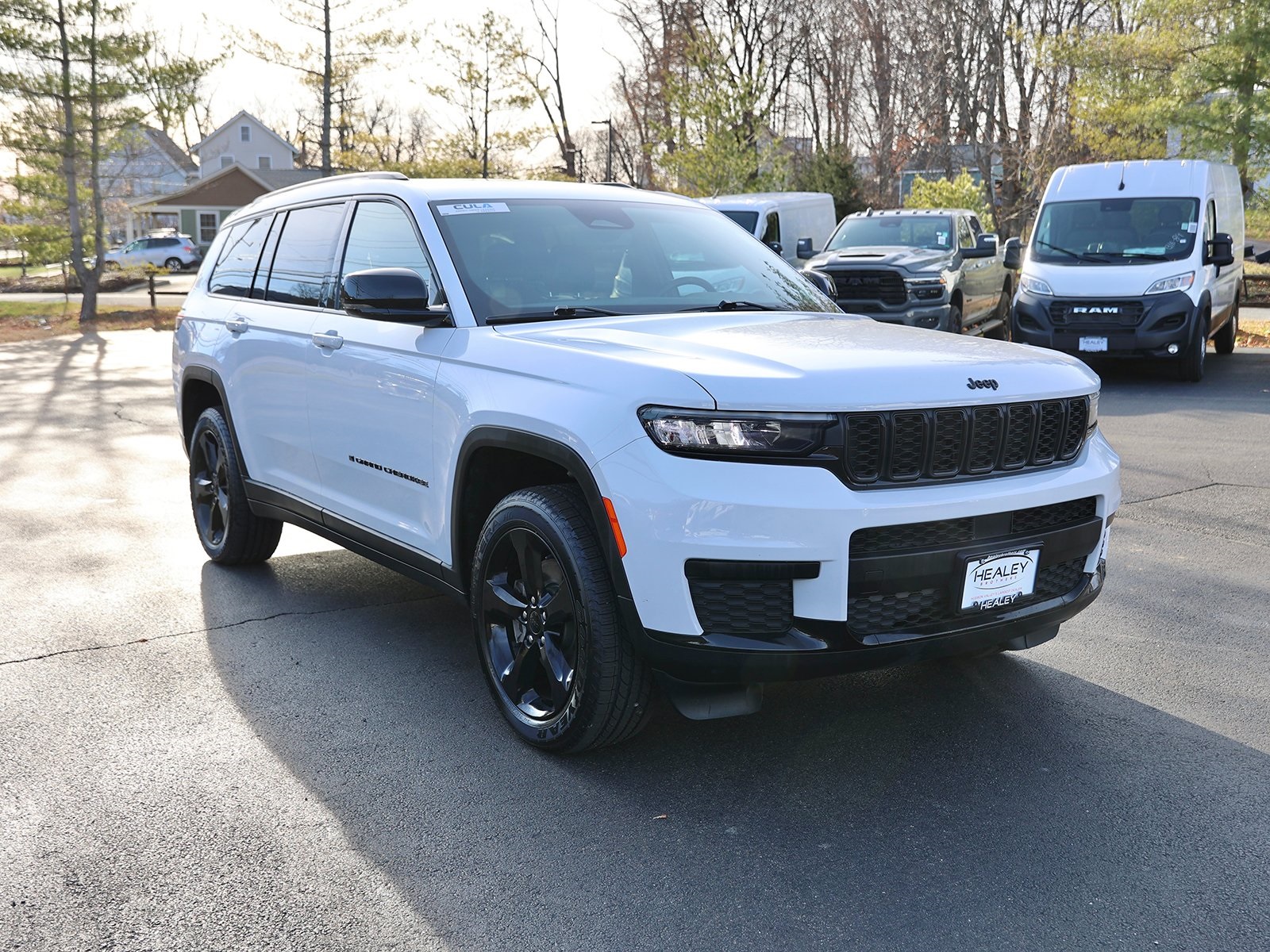 Photo view of 2022 Jeep Grand Cherokee L in White