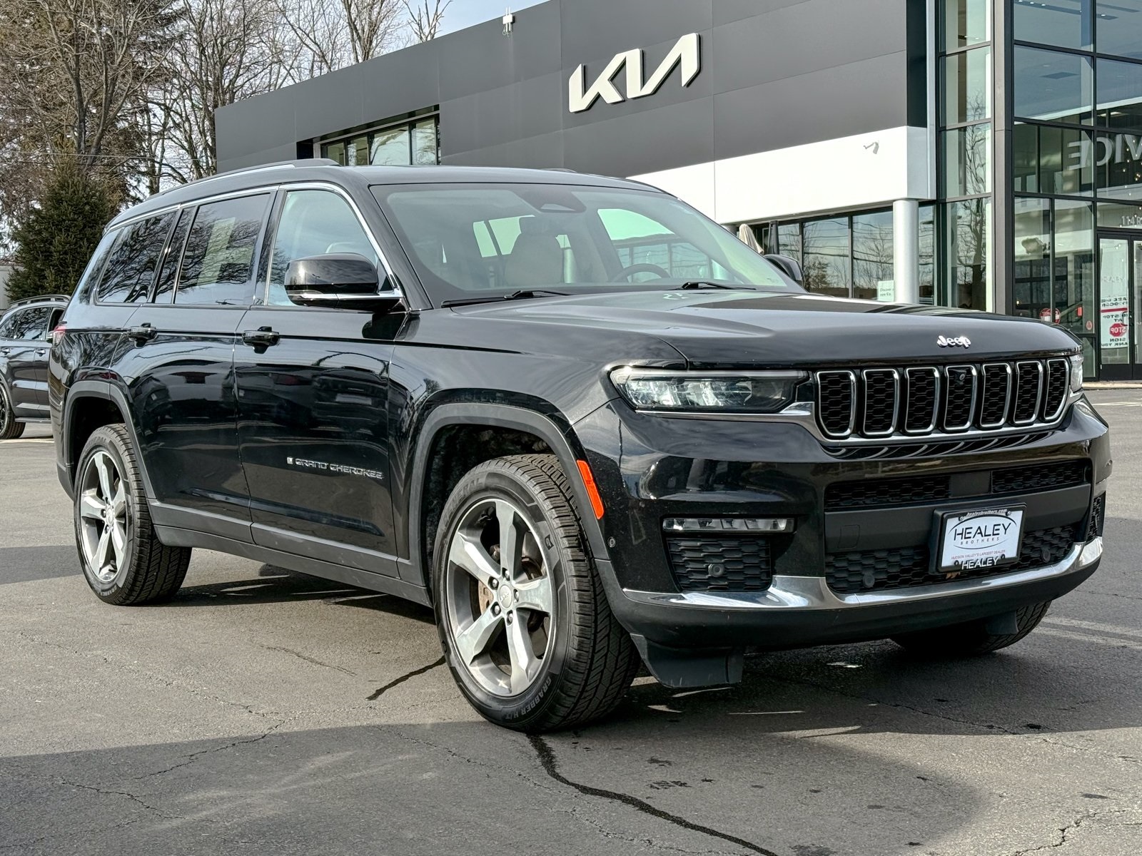 Photo view of 2021 Jeep Grand Cherokee L in Black