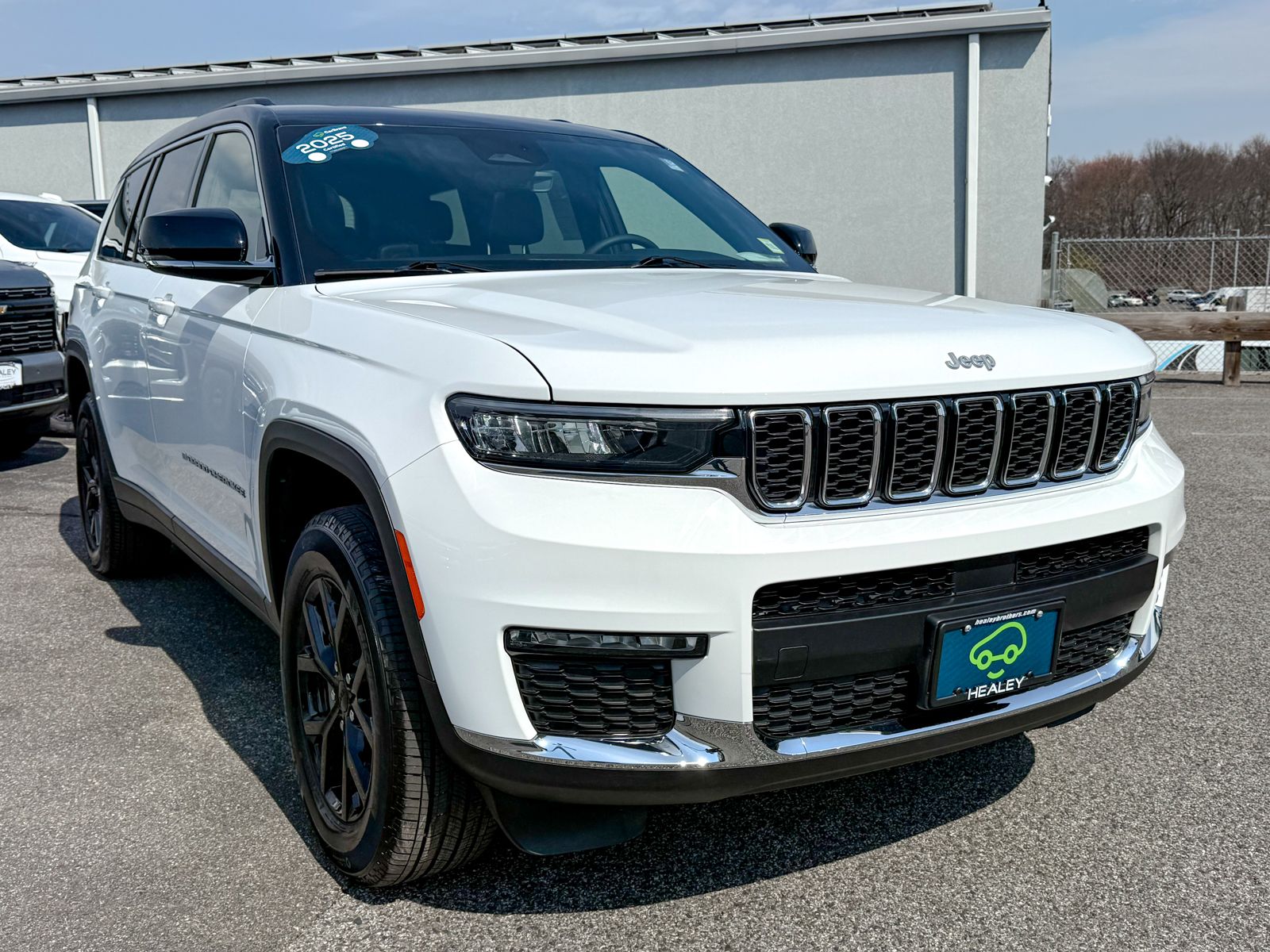 Photo view of 2025 Jeep Grand Cherokee L in White