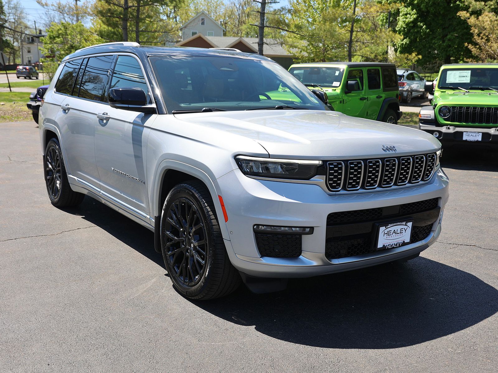 Photo view of 2022 Jeep Grand Cherokee L in Silver