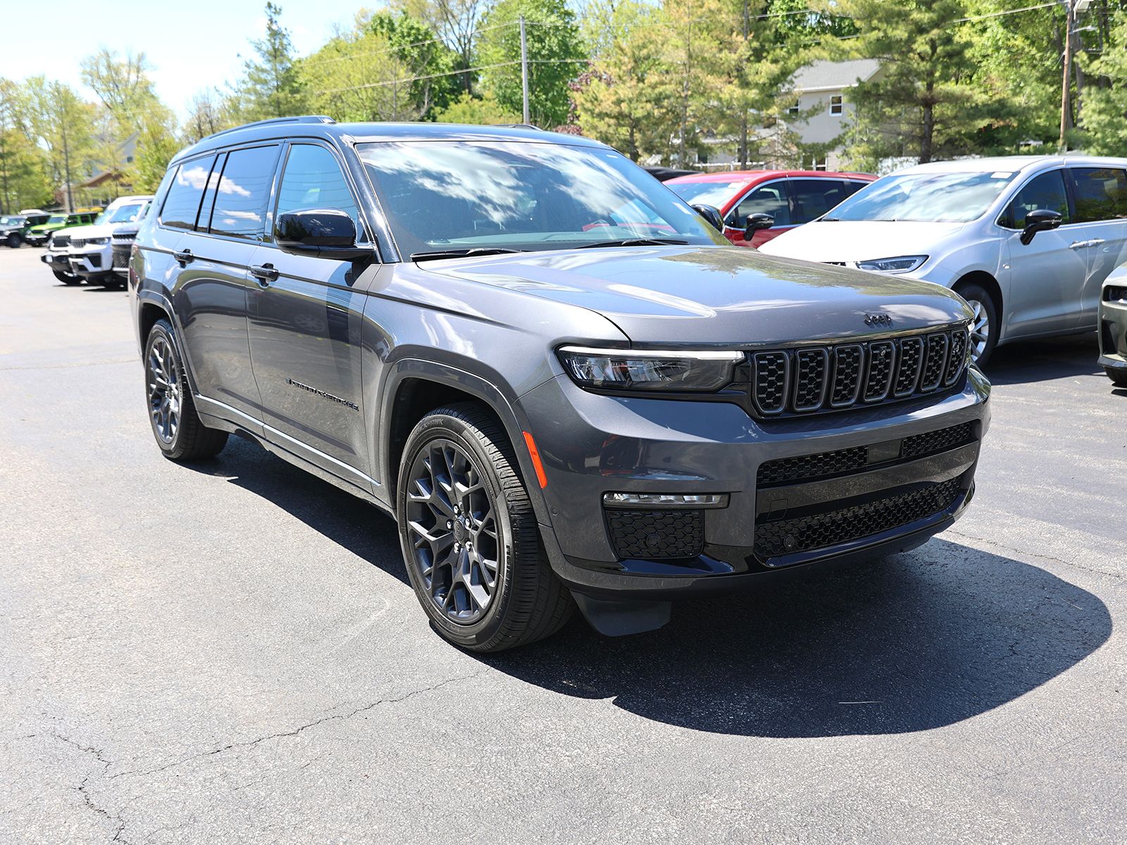 Photo view of 2023 Jeep Grand Cherokee L in Gray