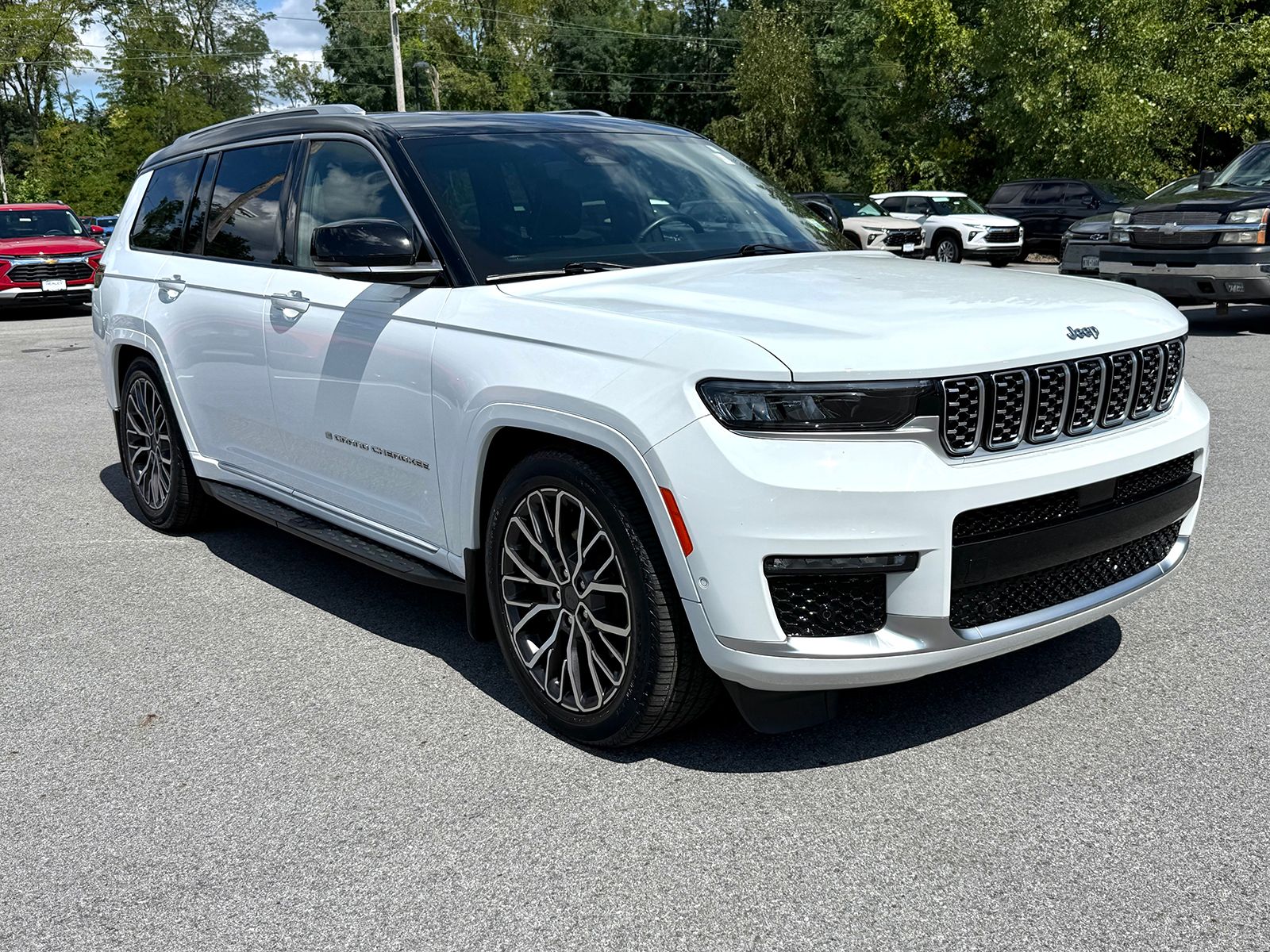 Photo view of 2021 Jeep Grand Cherokee L in White
