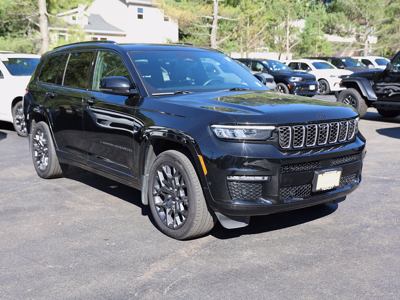 Photo view of 2024 Jeep Grand Cherokee L in Black