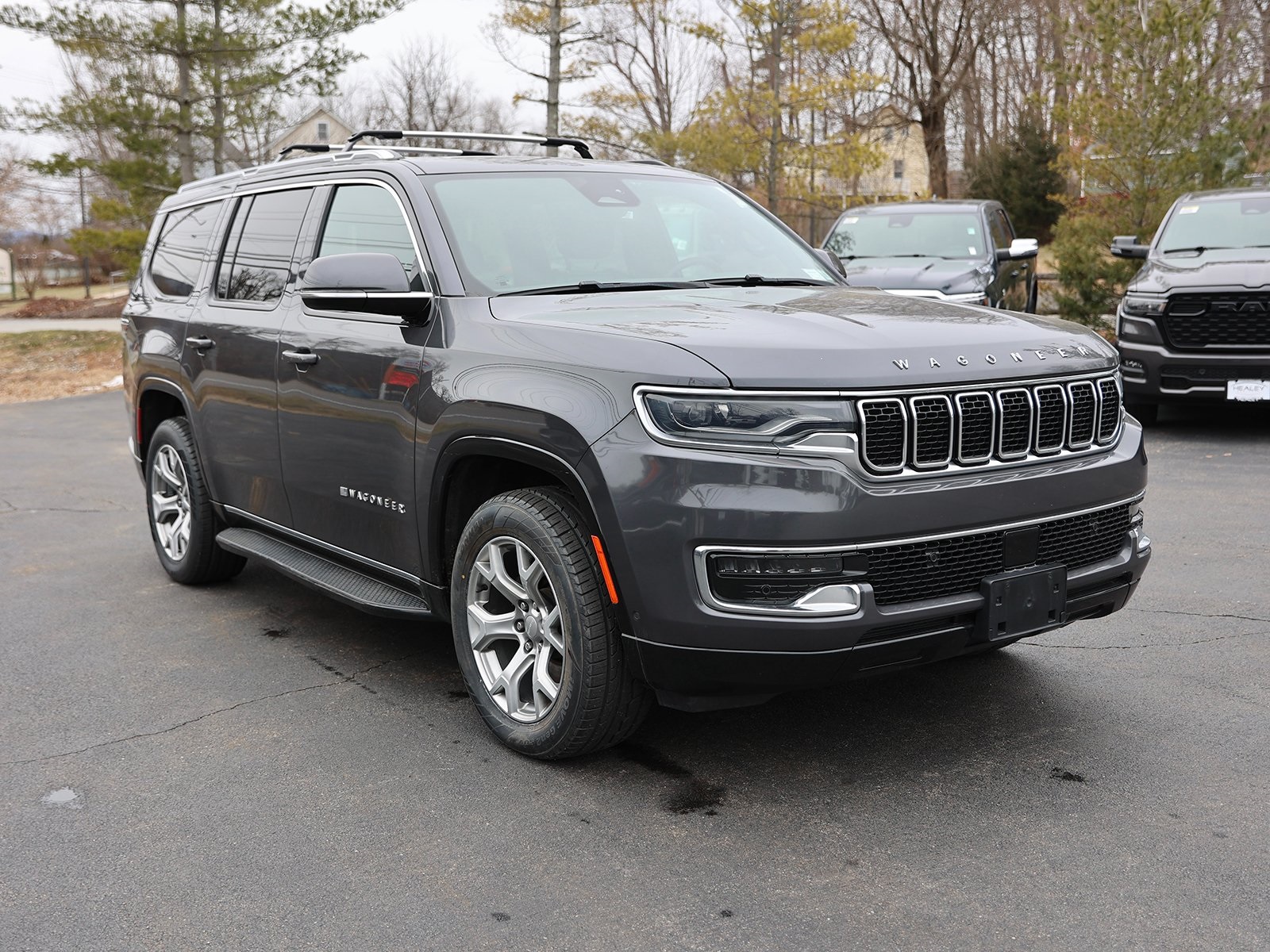 Photo view of 2022 Jeep Wagoneer in Gray