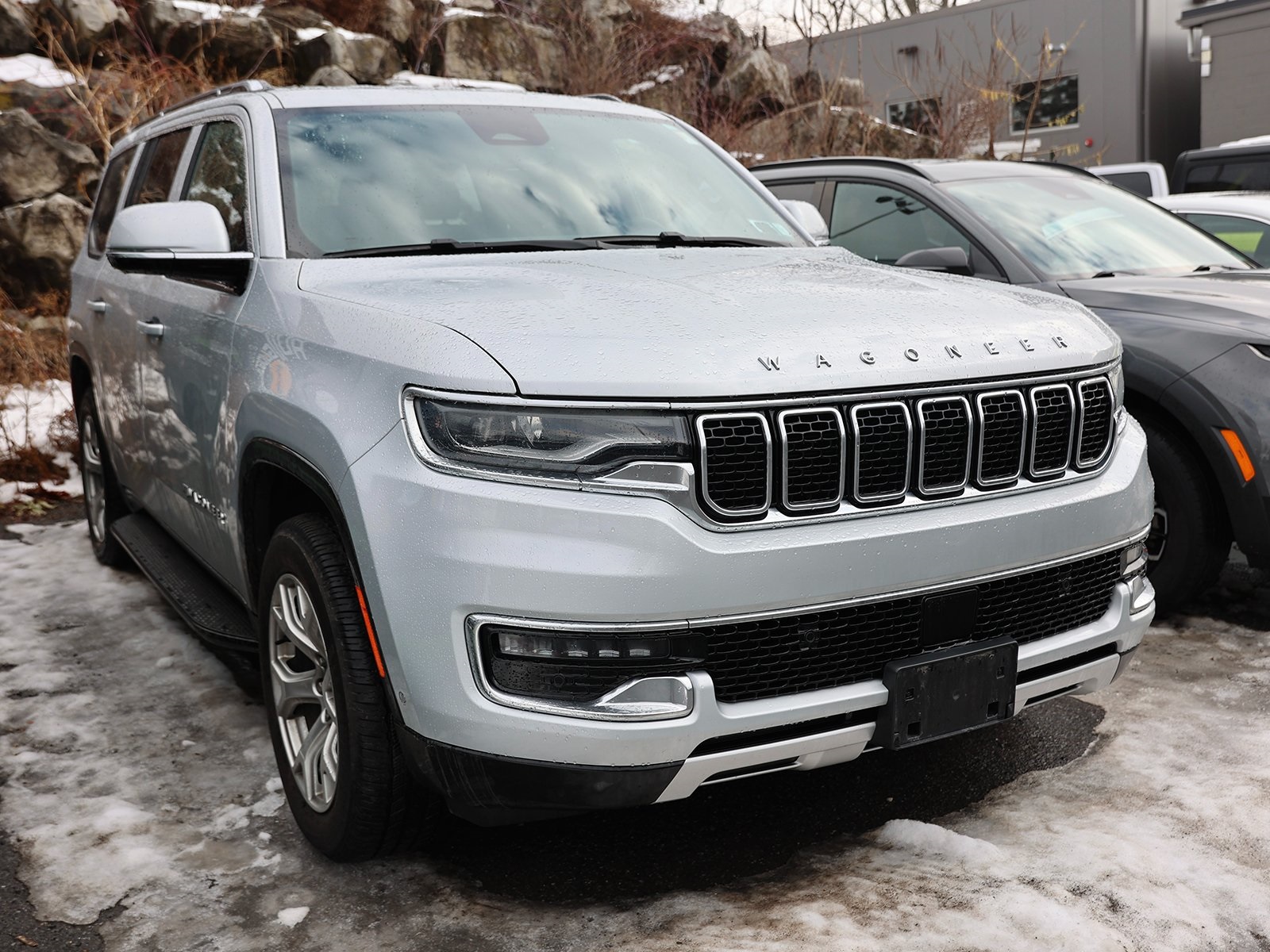 Photo view of 2022 Jeep Wagoneer in Silver