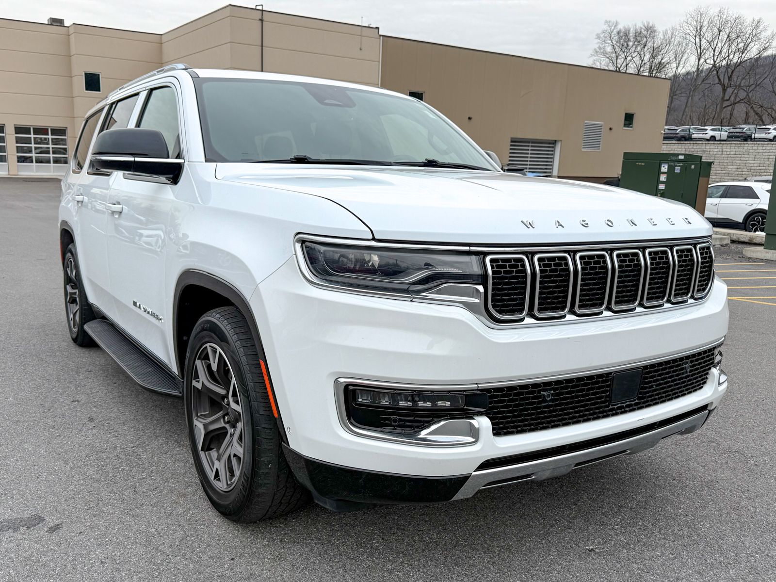 Photo view of 2023 Jeep Wagoneer in White
