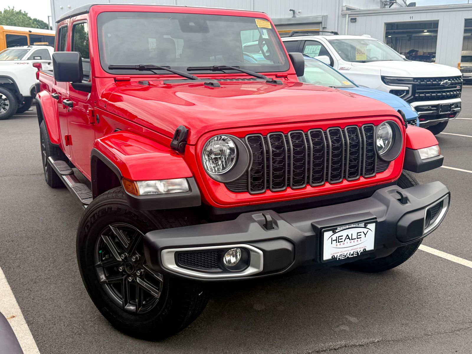 Photo view of 2024 Jeep Gladiator in Red