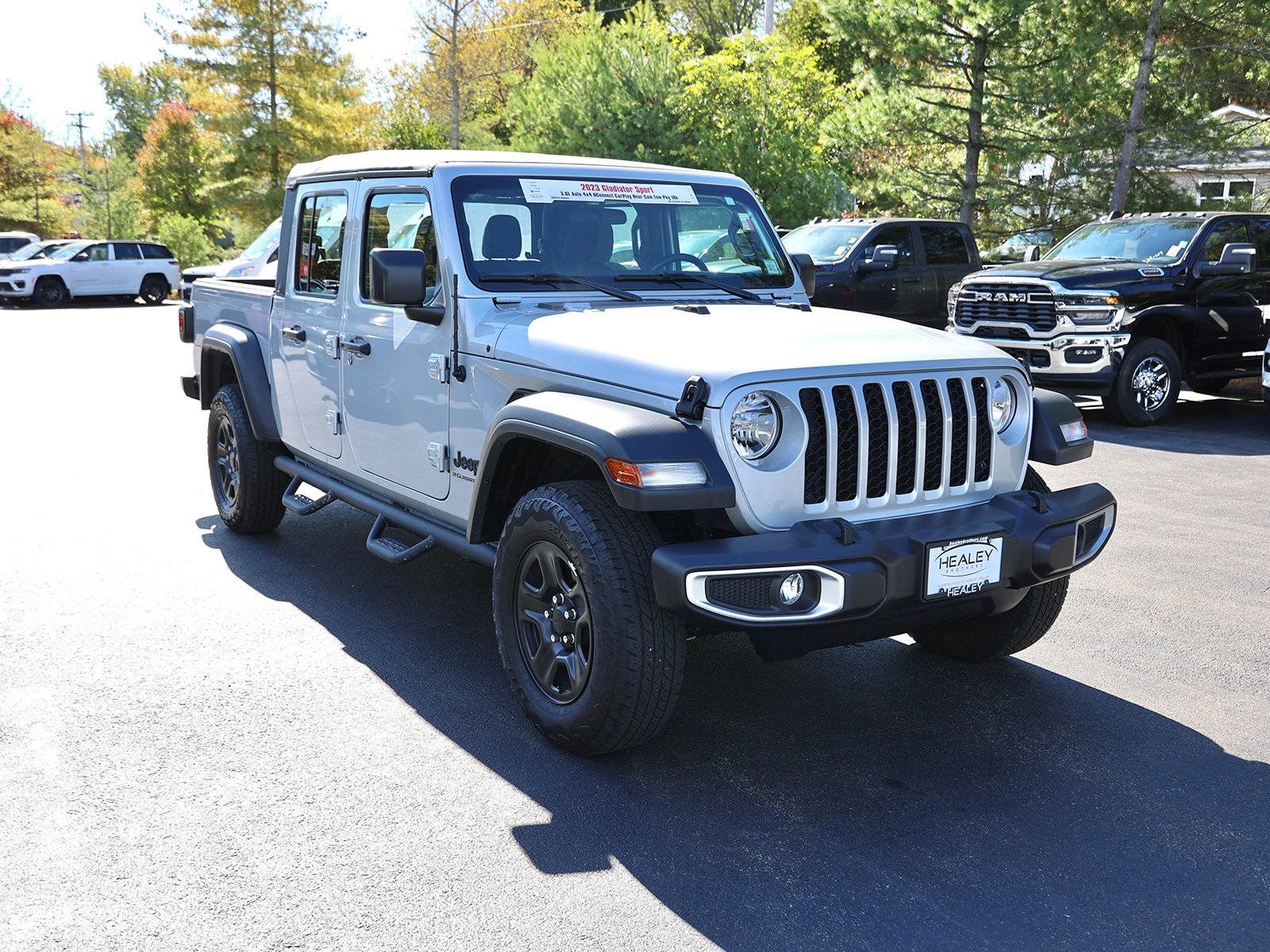 Photo view of 2023 Jeep Gladiator in Silver