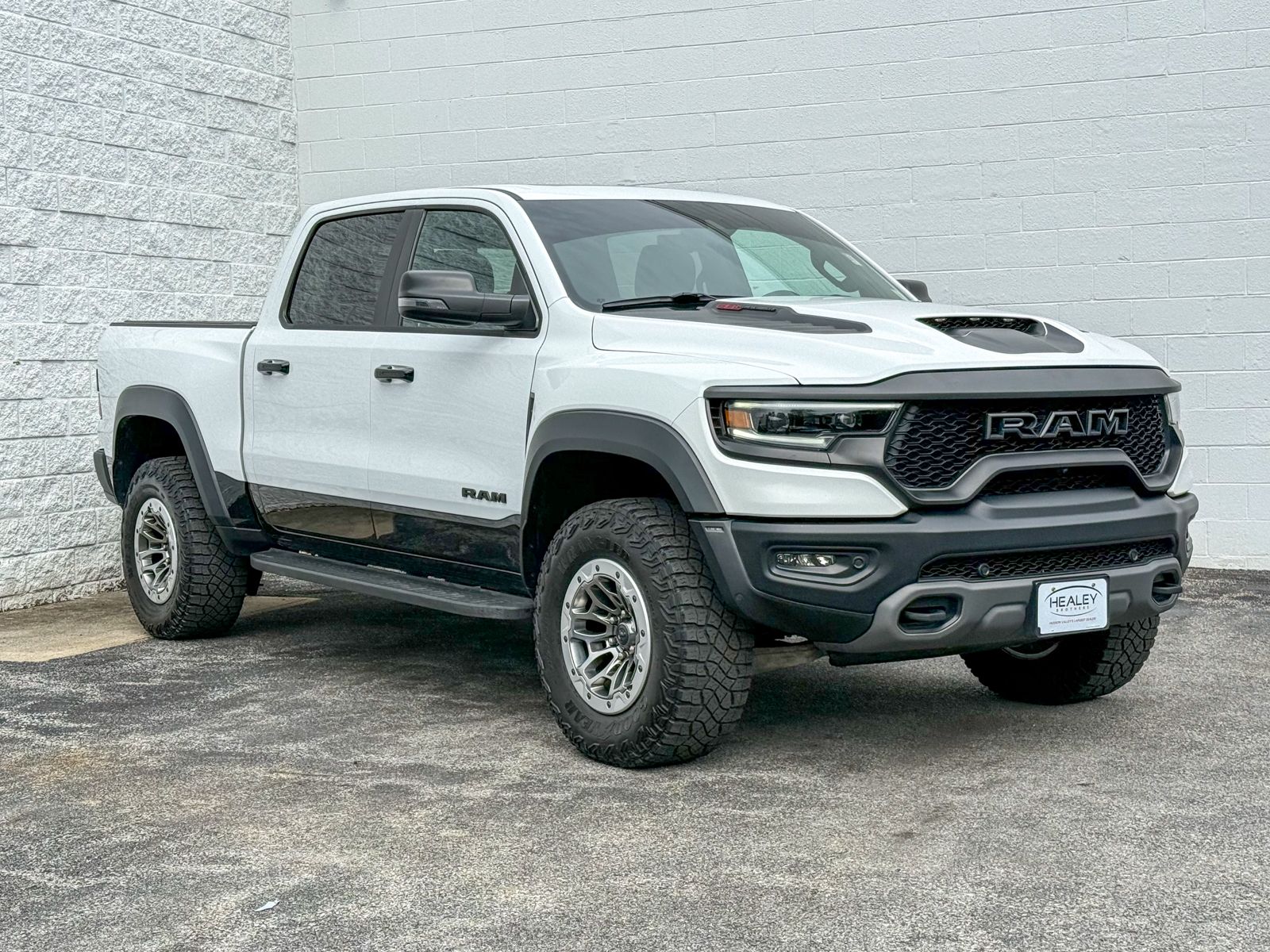 Photo view of 2023 Ram 1500 in White