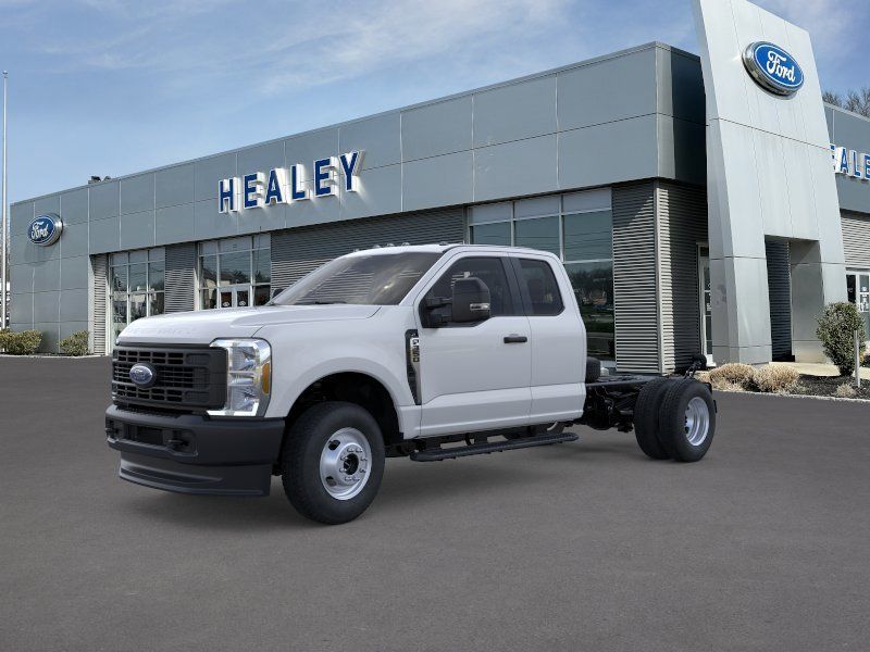 Photo view of 2025 Ford Super Duty Chassis Cab in White
