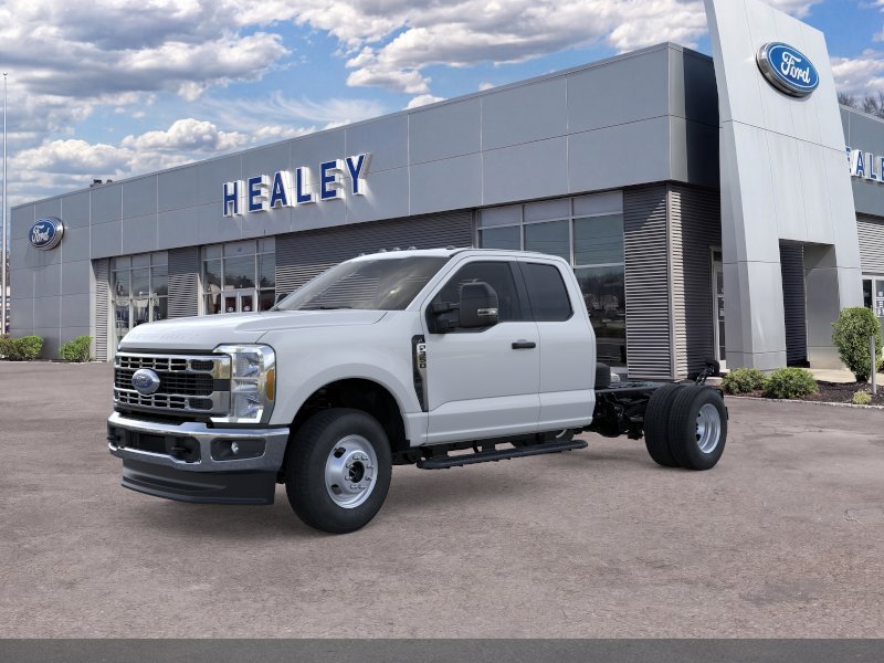 Photo view of 2026 Ford Super Duty Chassis Cab in White