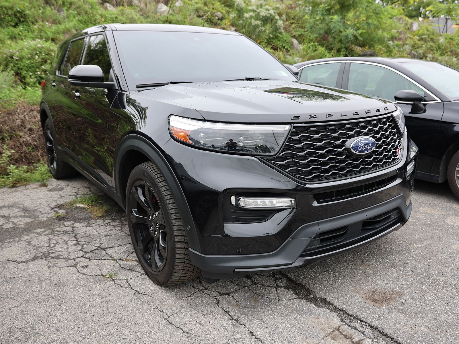 Photo view of 2022 Ford Explorer in Black