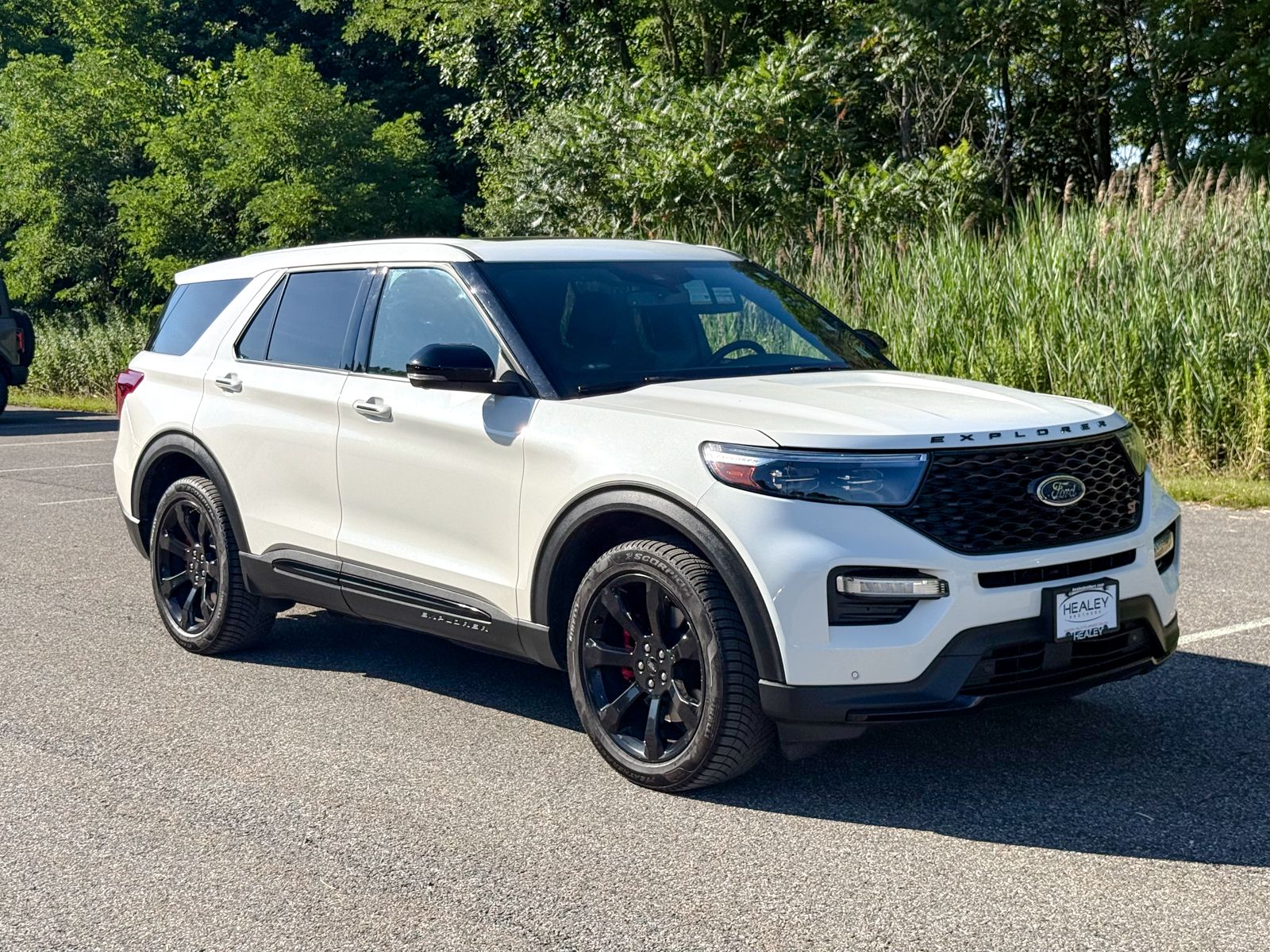 Photo view of 2022 Ford Explorer in White