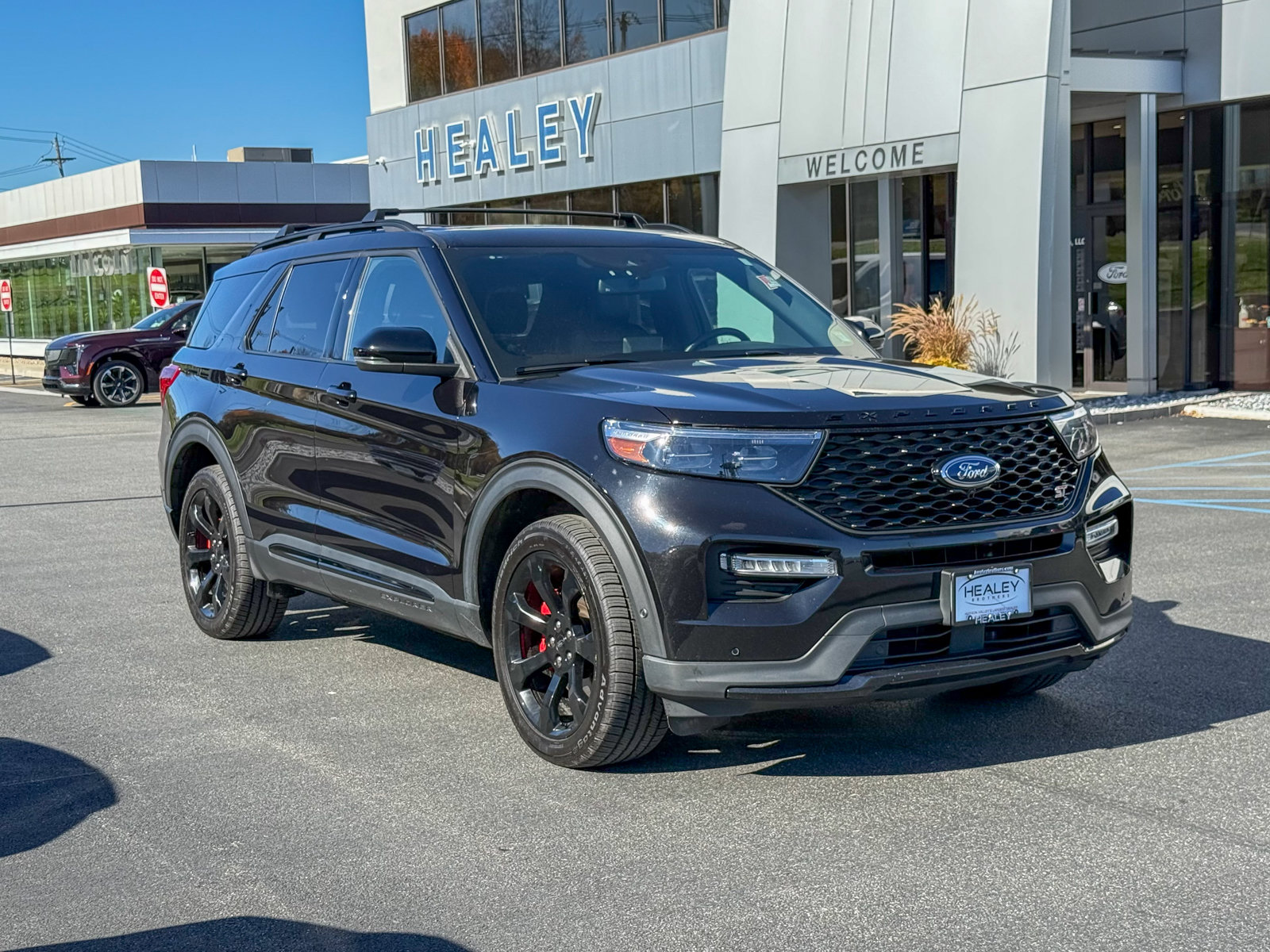 Photo view of 2024 Ford Explorer in Black