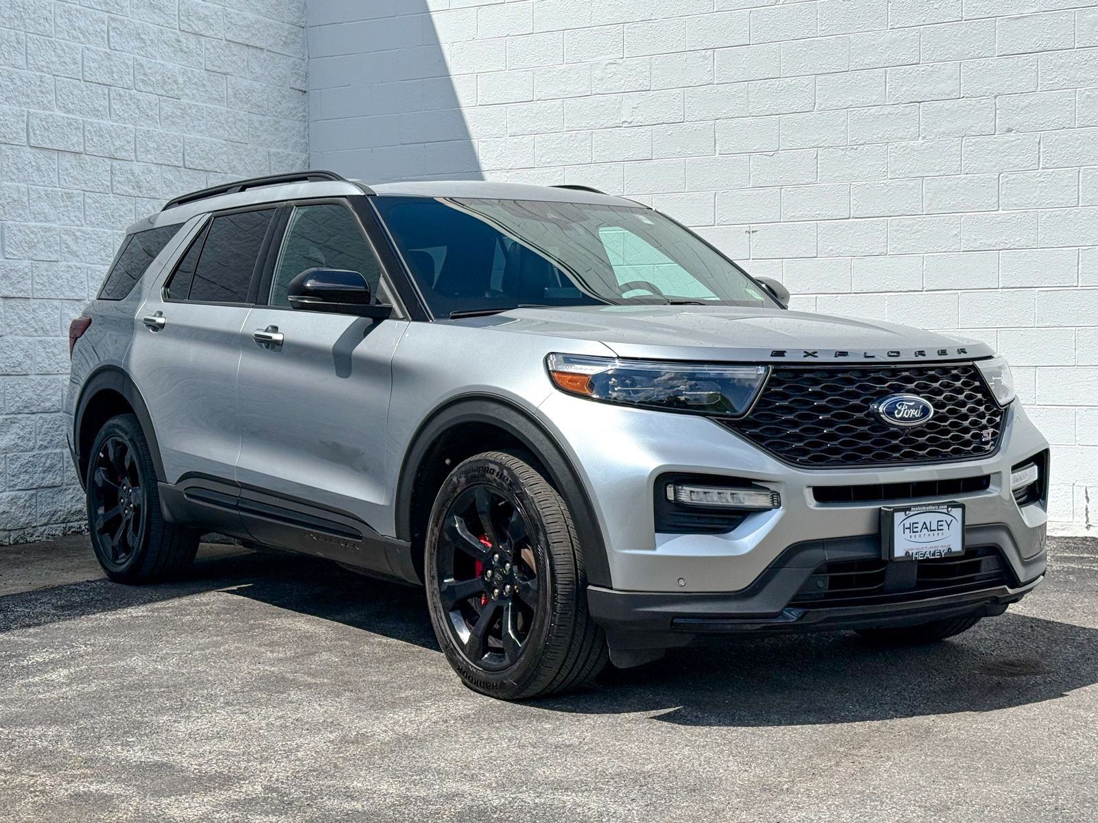 Photo view of 2024 Ford Explorer in Silver