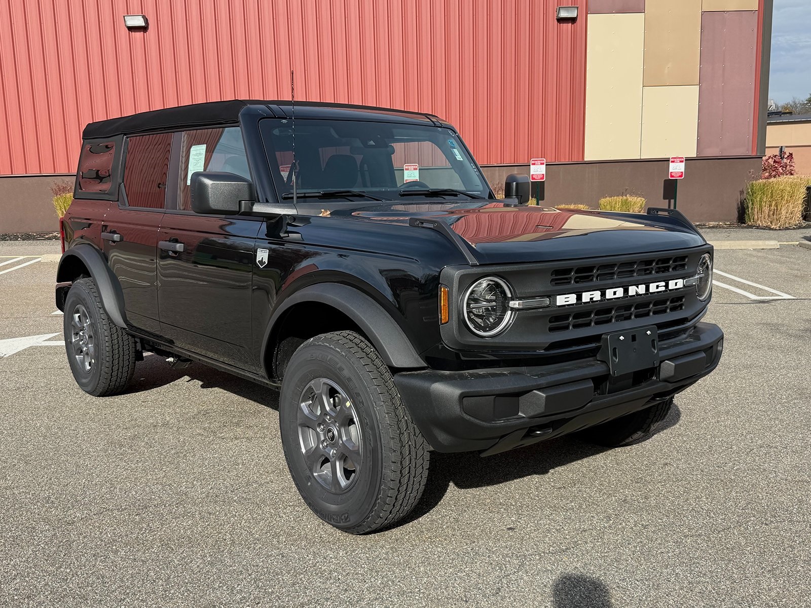 Photo view of 2025 Ford Bronco in Black