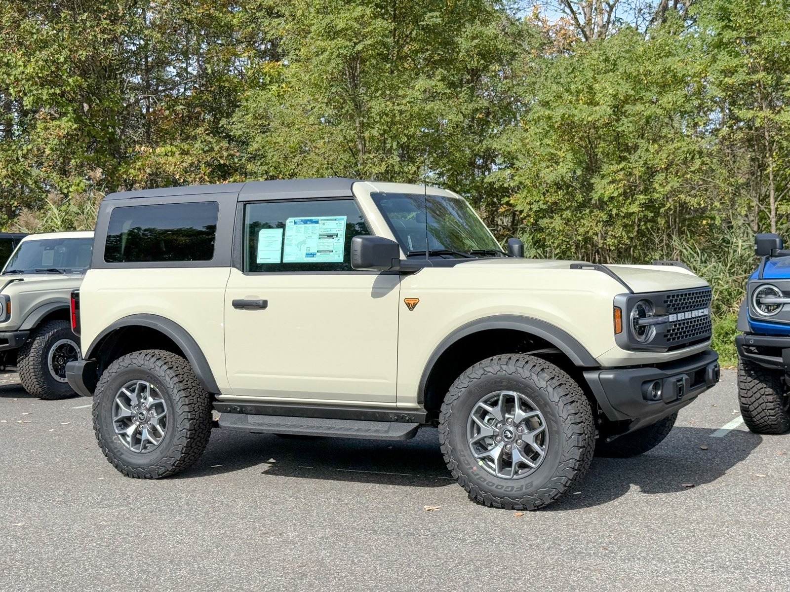 Photo view of 2025 Ford Bronco in Tan