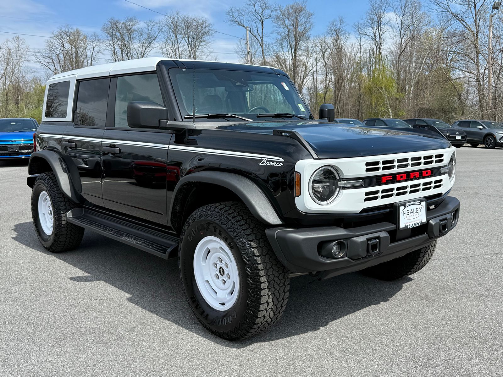 Photo view of 2025 Ford Bronco in Black
