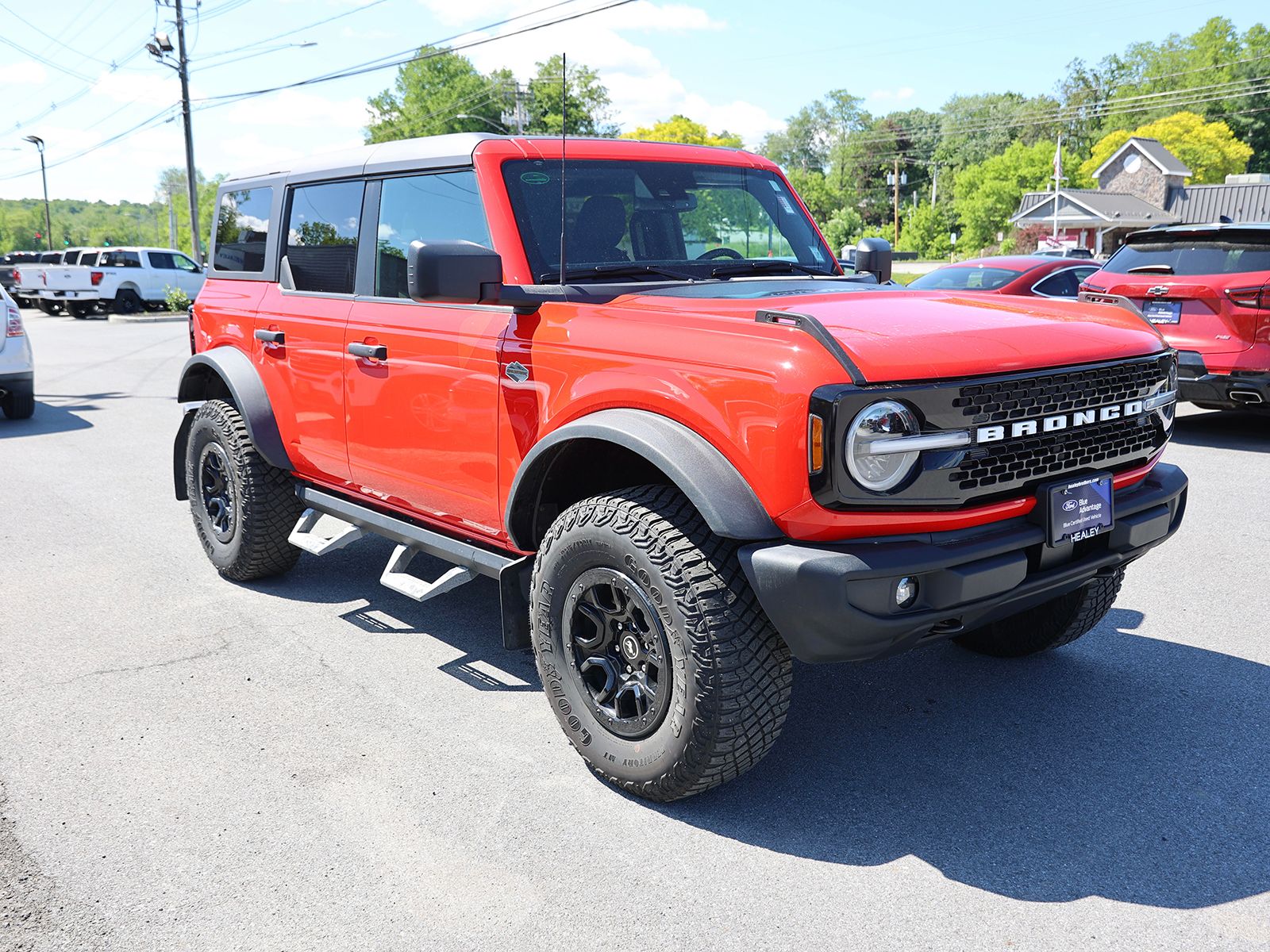 Photo view of 2022 Ford Bronco in Red