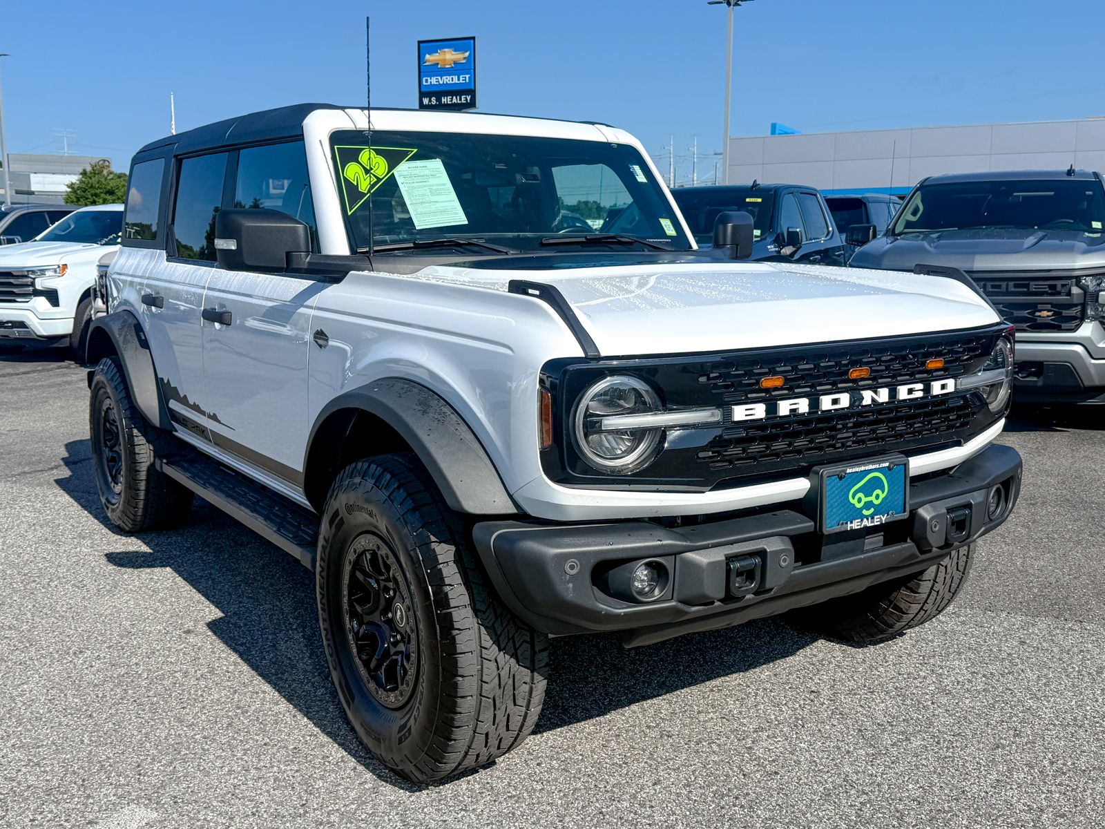 Photo view of 2023 Ford Bronco in White